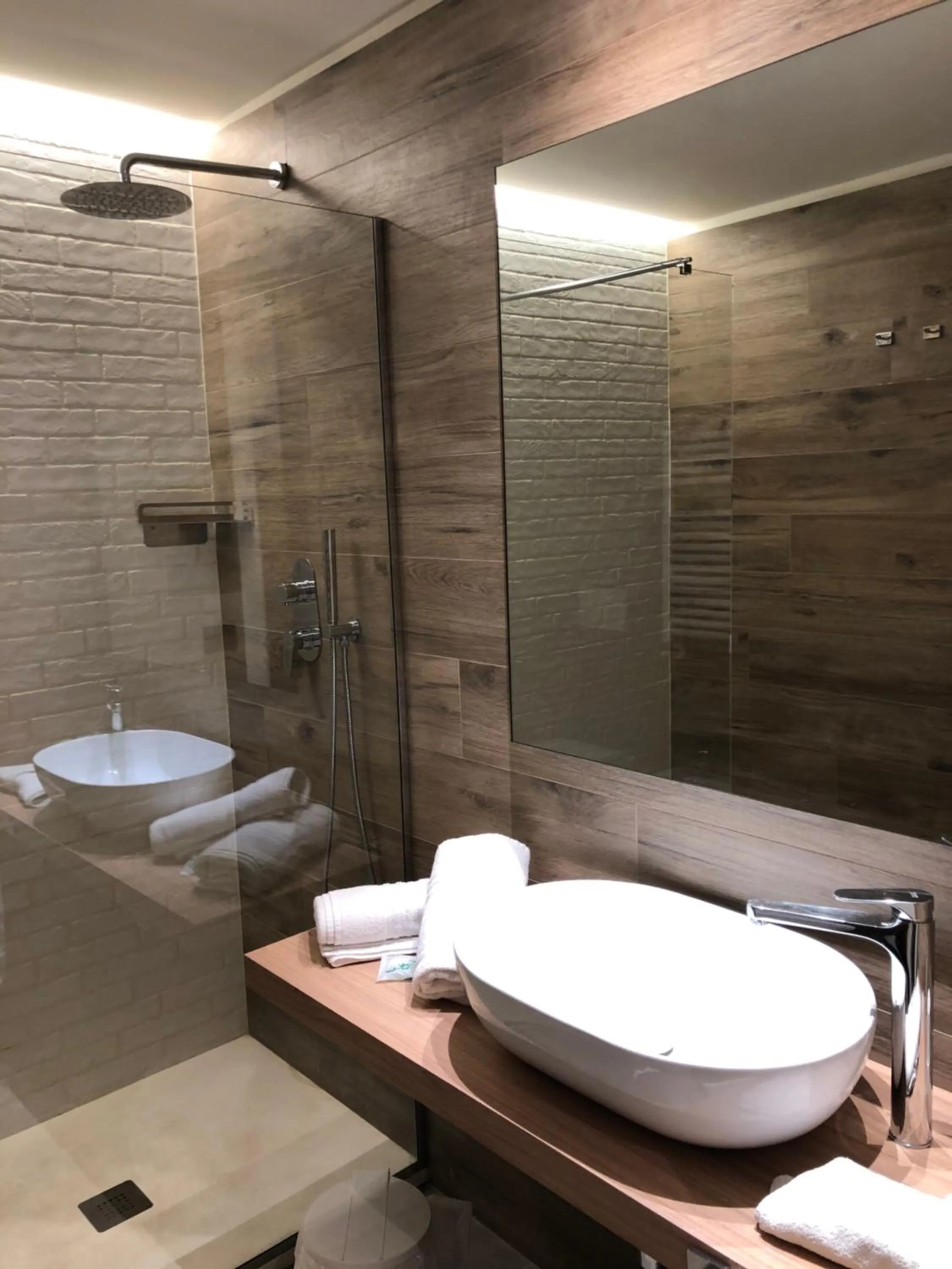 Shower in Hotel Ombra