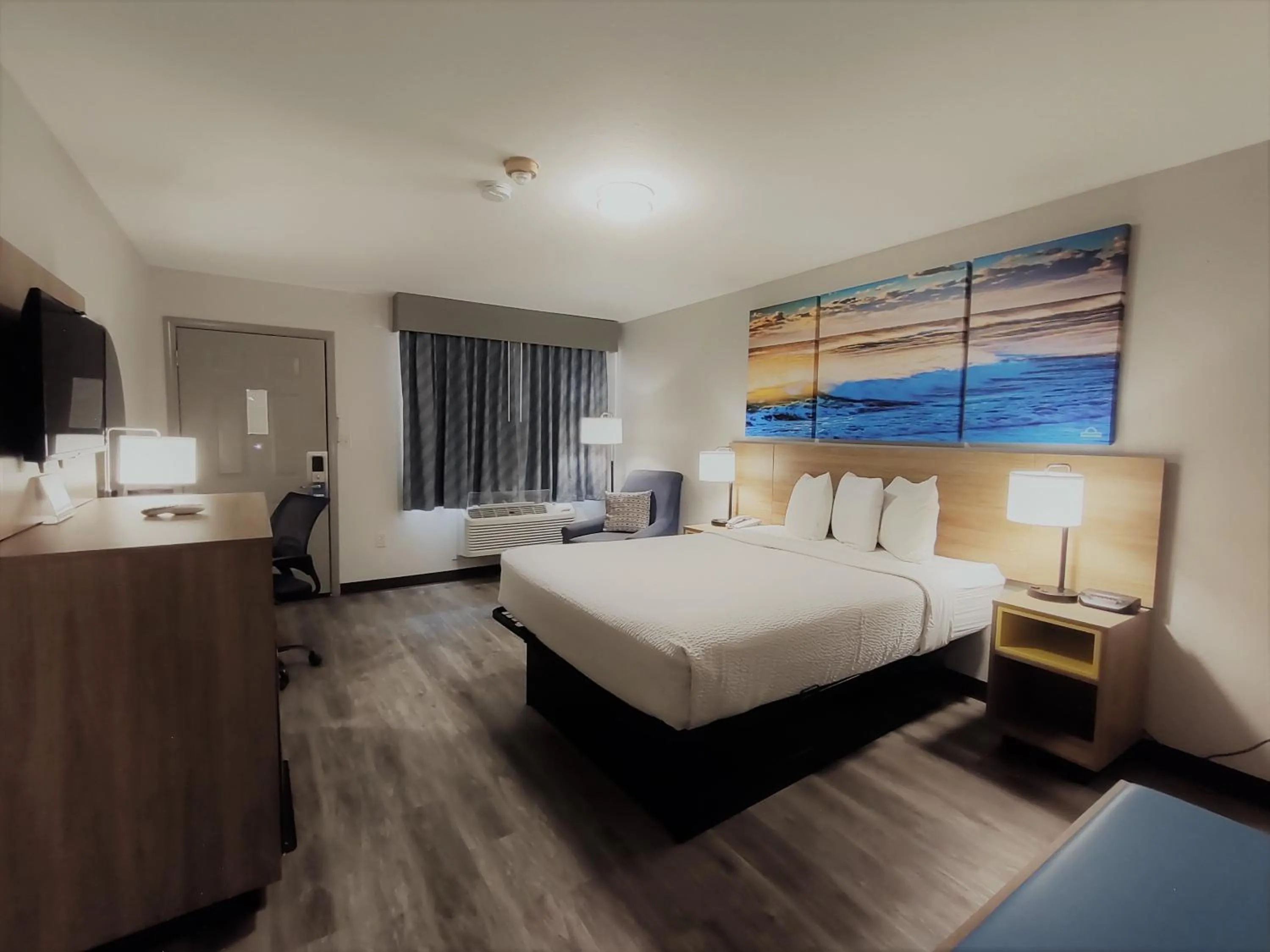 Photo of the whole room, Bed in Days Inn by Wyndham Lonoke