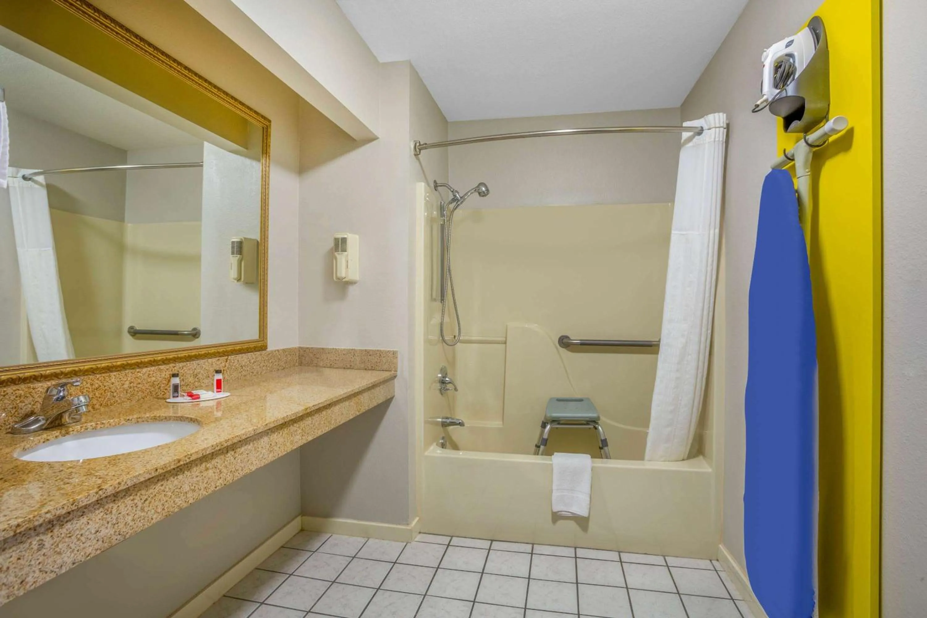 TV and multimedia in Days Inn by Wyndham Lonoke