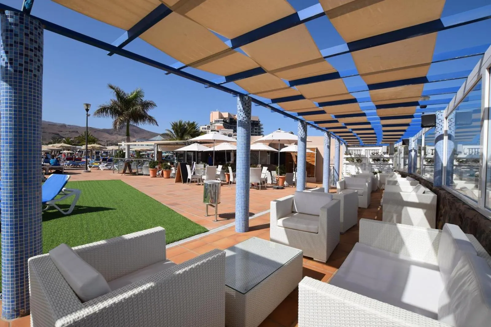 Restaurant/places to eat in Apartamentos Playa Feliz