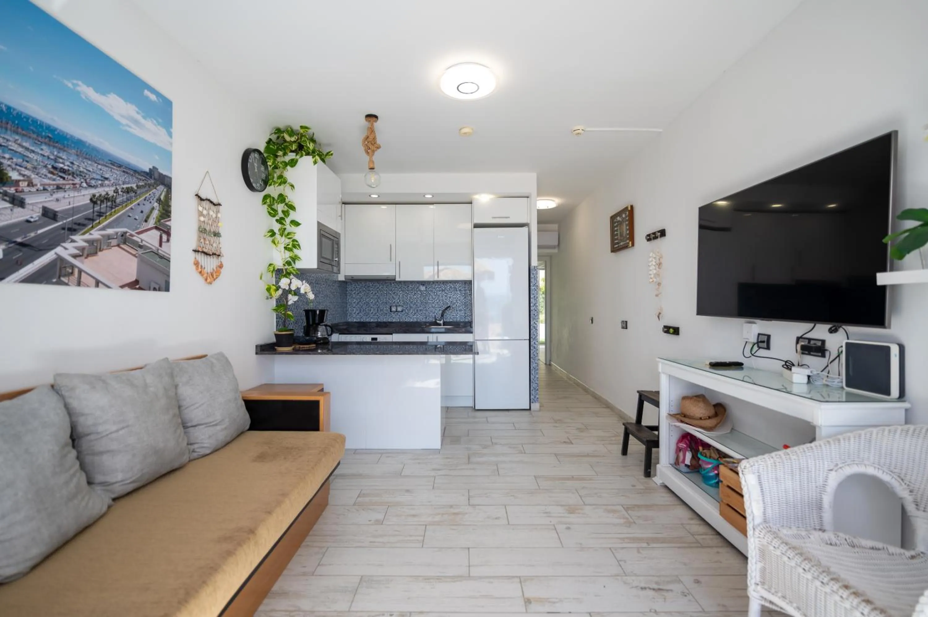 Communal lounge/ TV room in Apartamentos Playa Feliz
