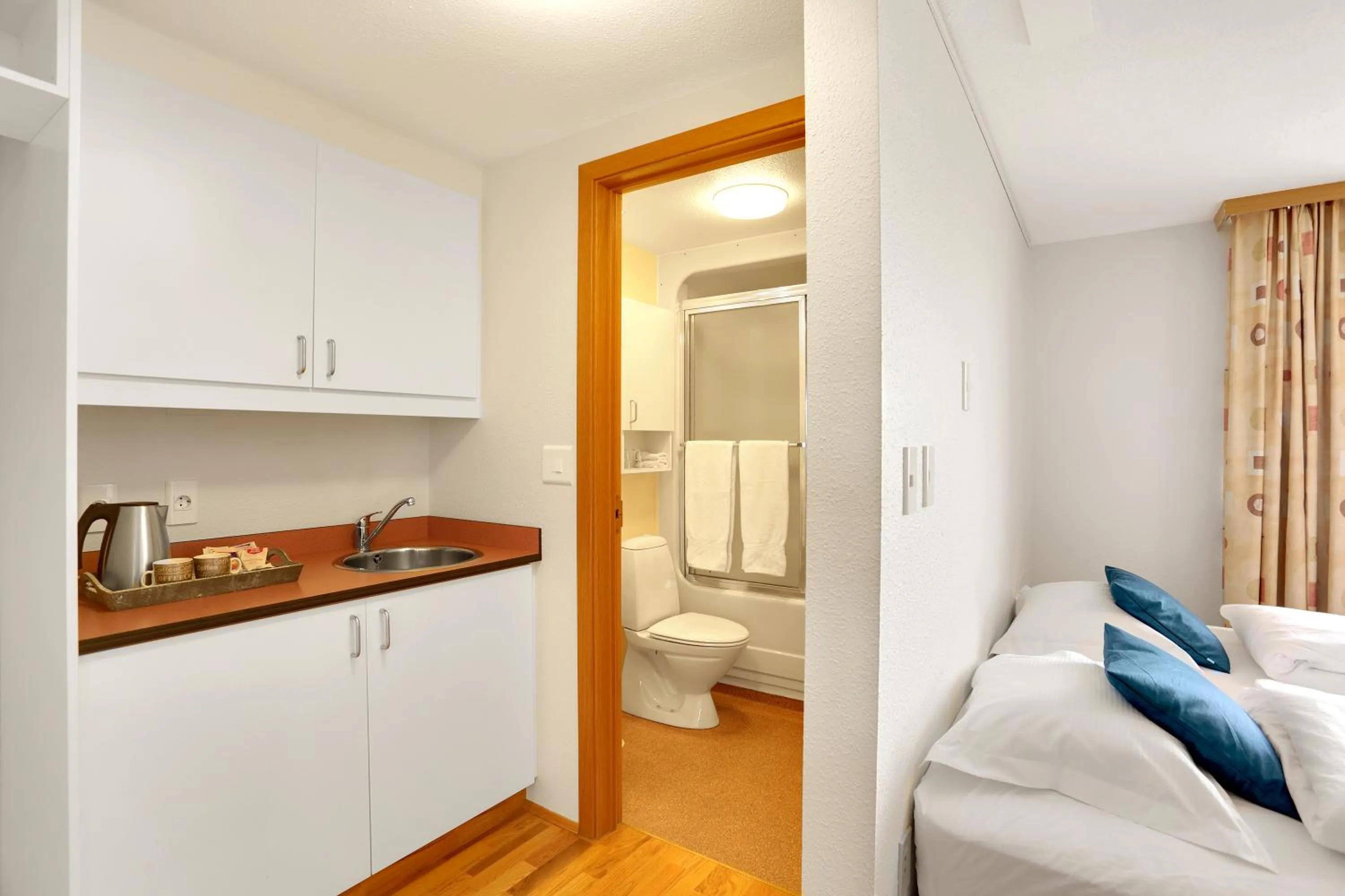 Shower in Eldey Airport Hotel