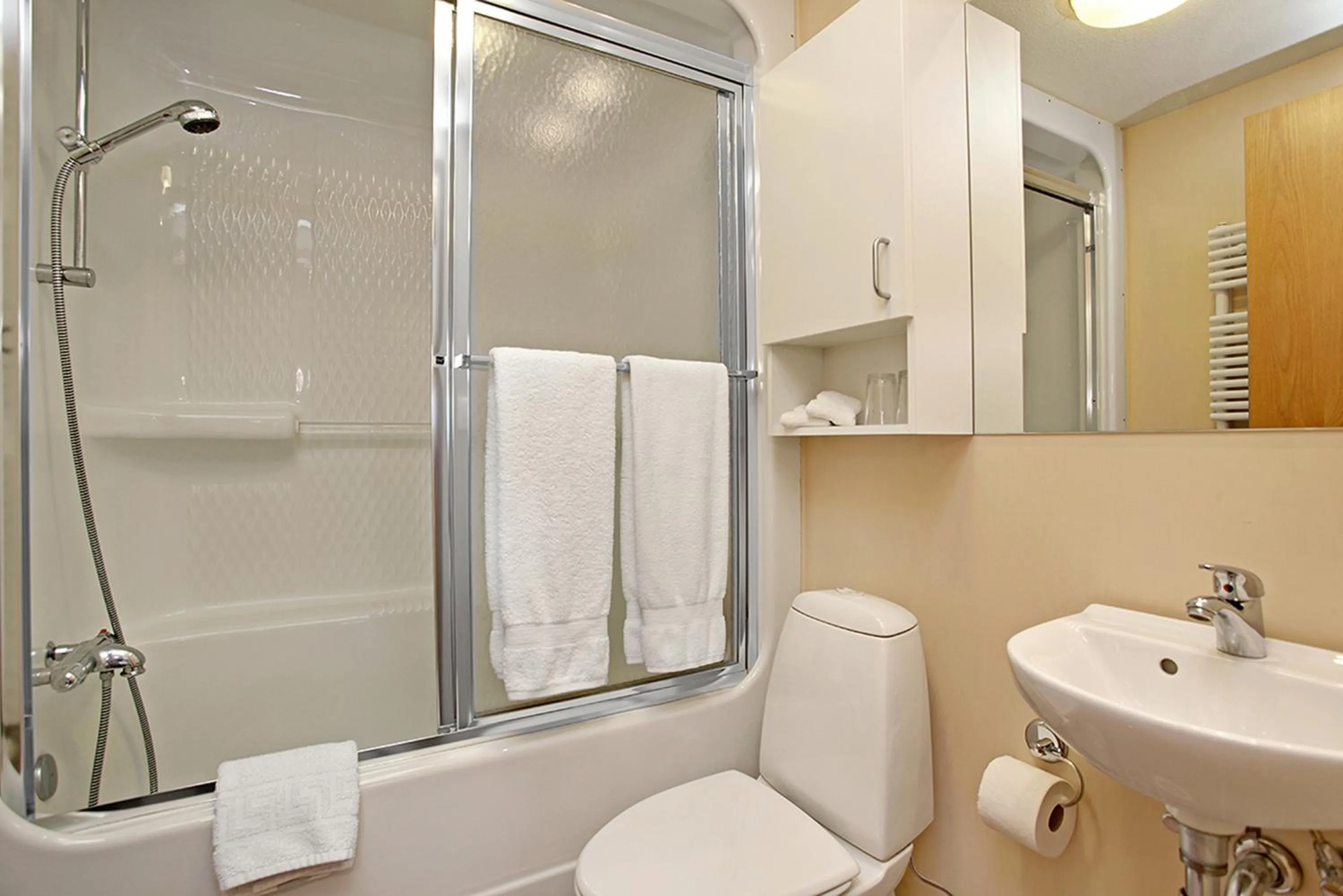 Shower in Eldey Airport Hotel