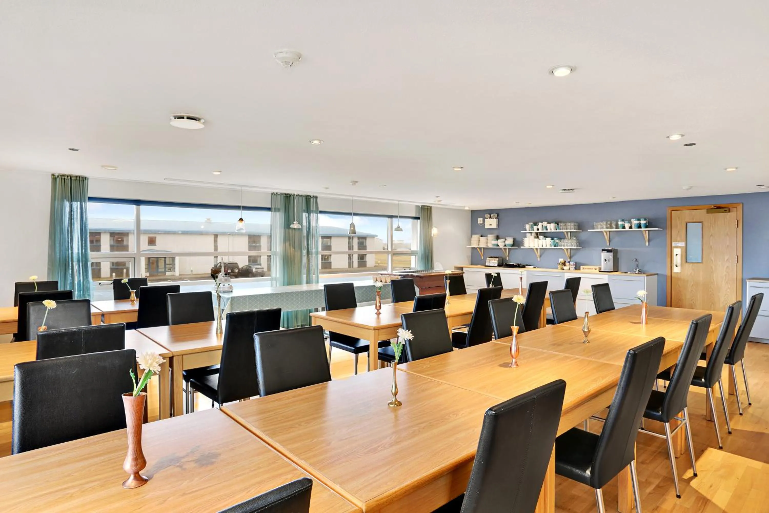 Dining area in Eldey Airport Hotel