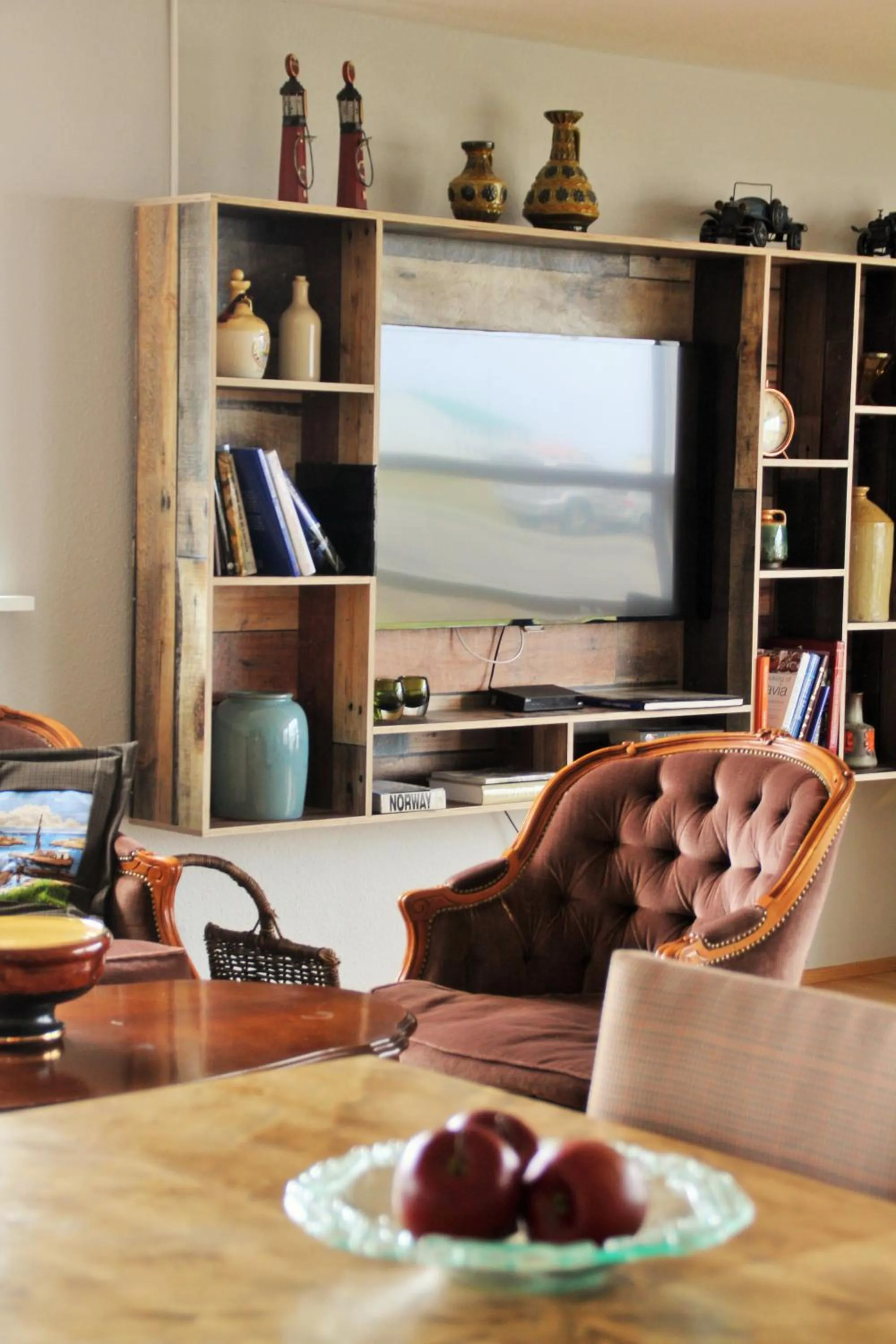 Communal lounge/ TV room in Eldey Airport Hotel