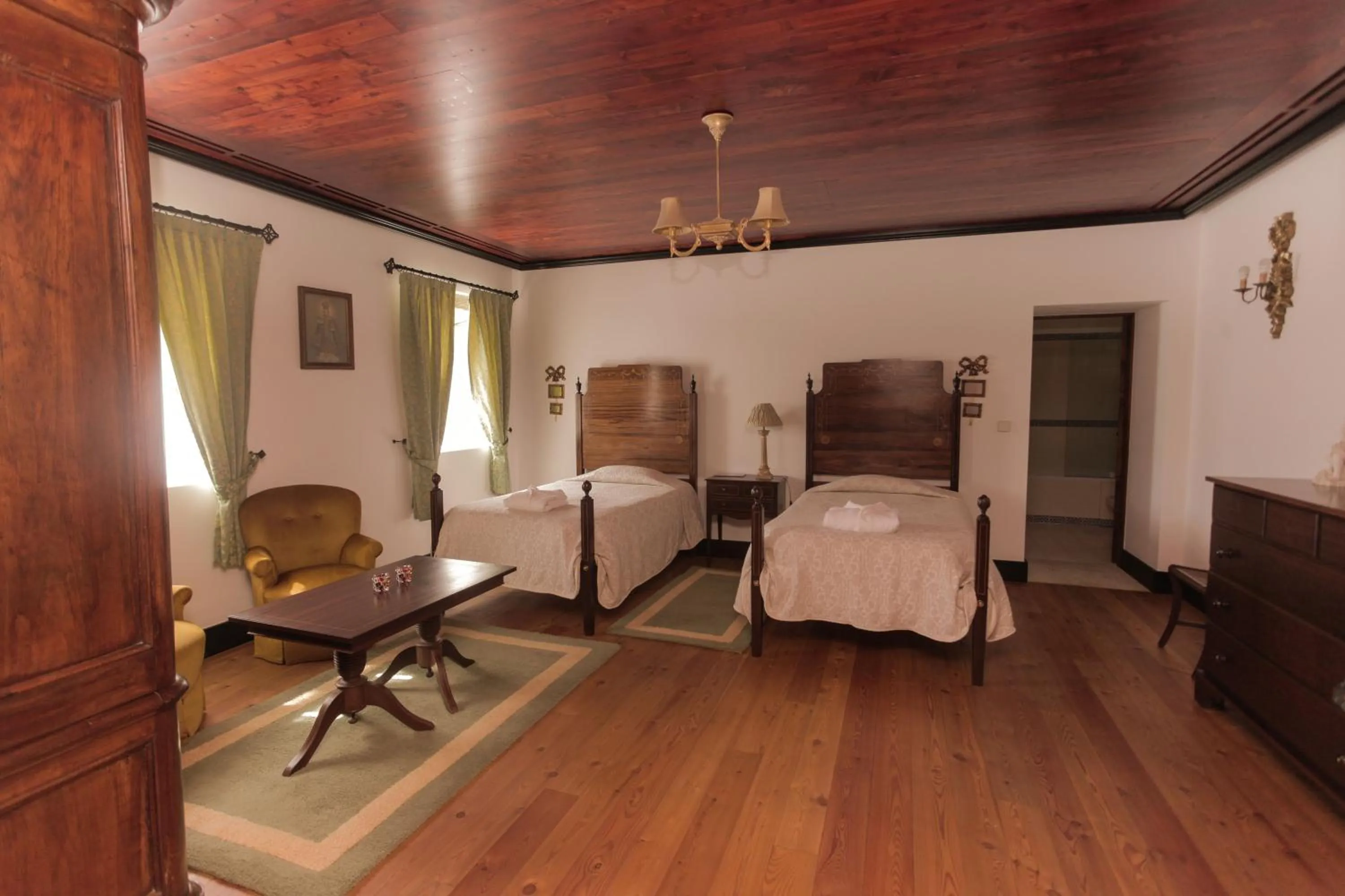 Large Twin Room in Quinta de Malta