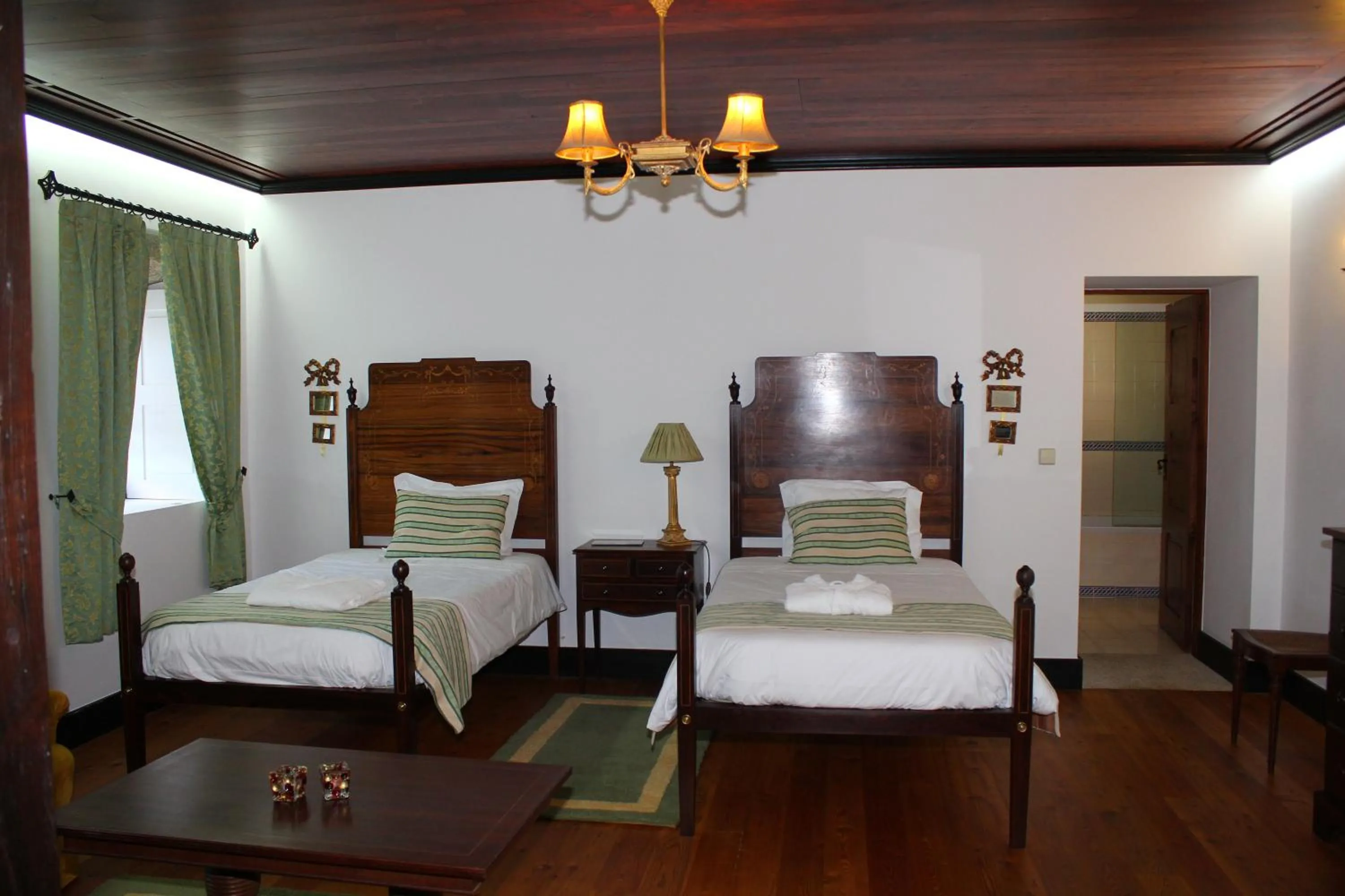 Large Twin Room in Quinta de Malta