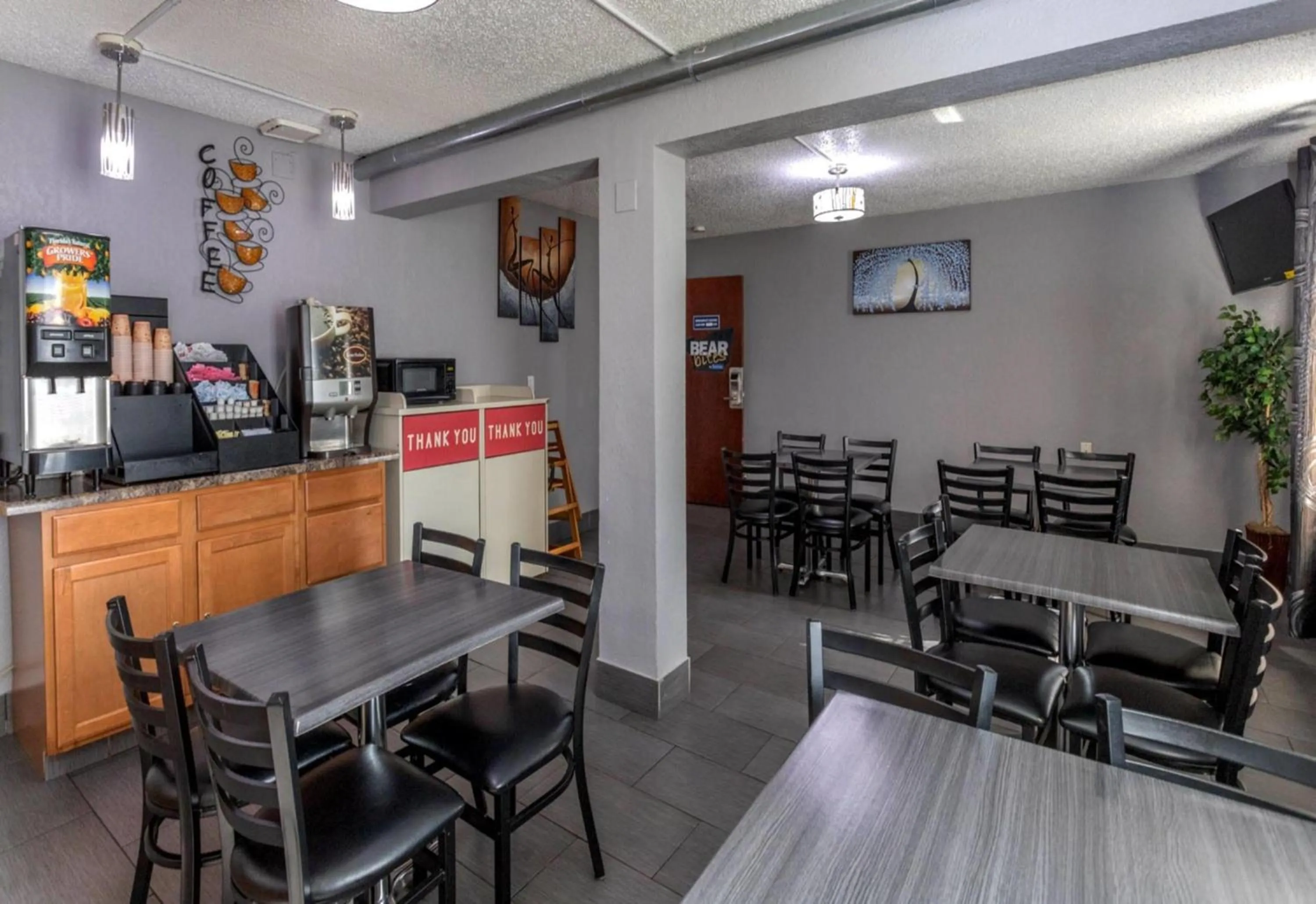 Restaurant/places to eat in Travelodge by Wyndham Muskegon