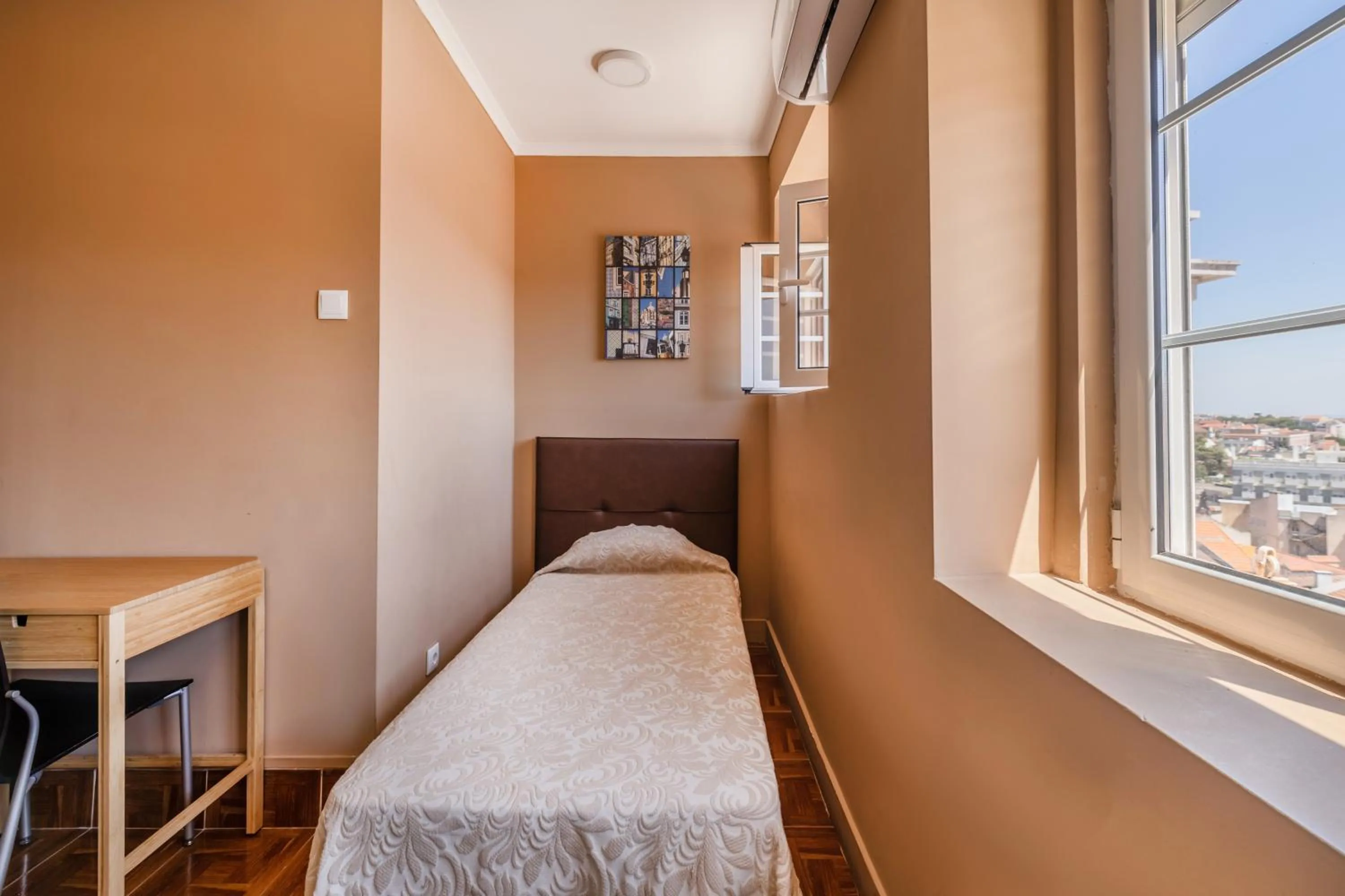 Bedroom, Bed in V Dinastia