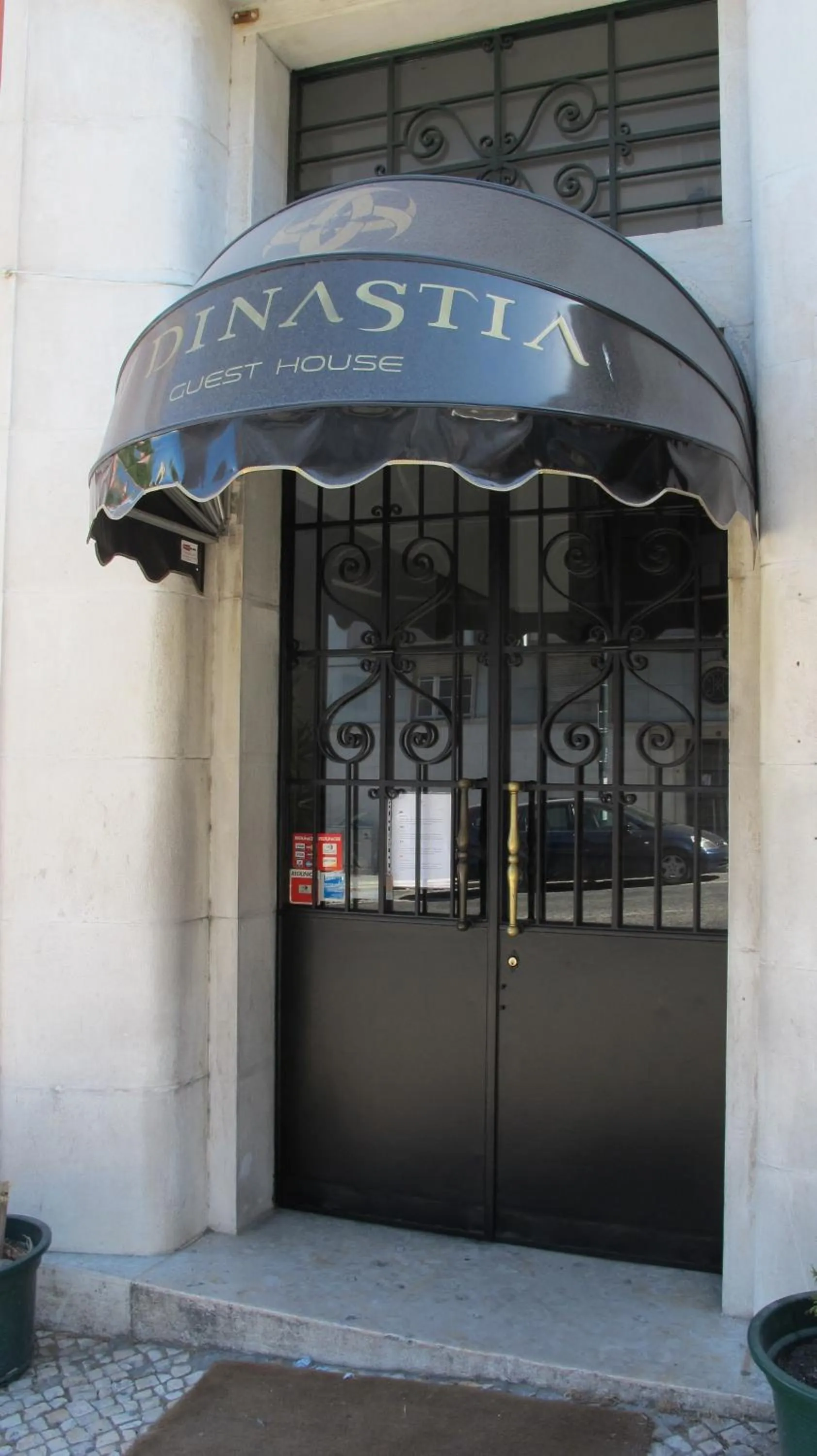 Facade/entrance in V Dinastia