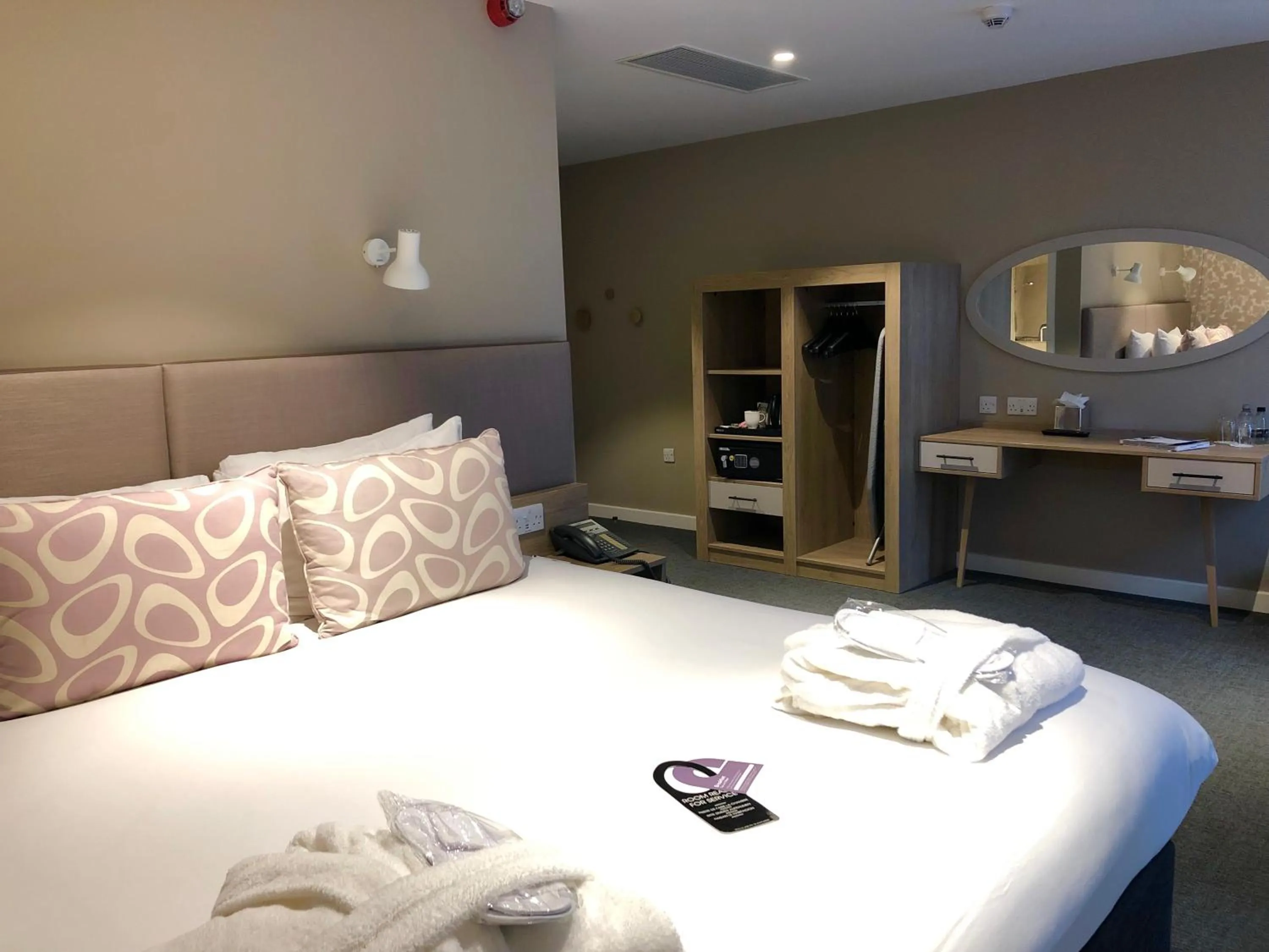Bedroom, Bed in Edgbaston Park Hotel Birmingham