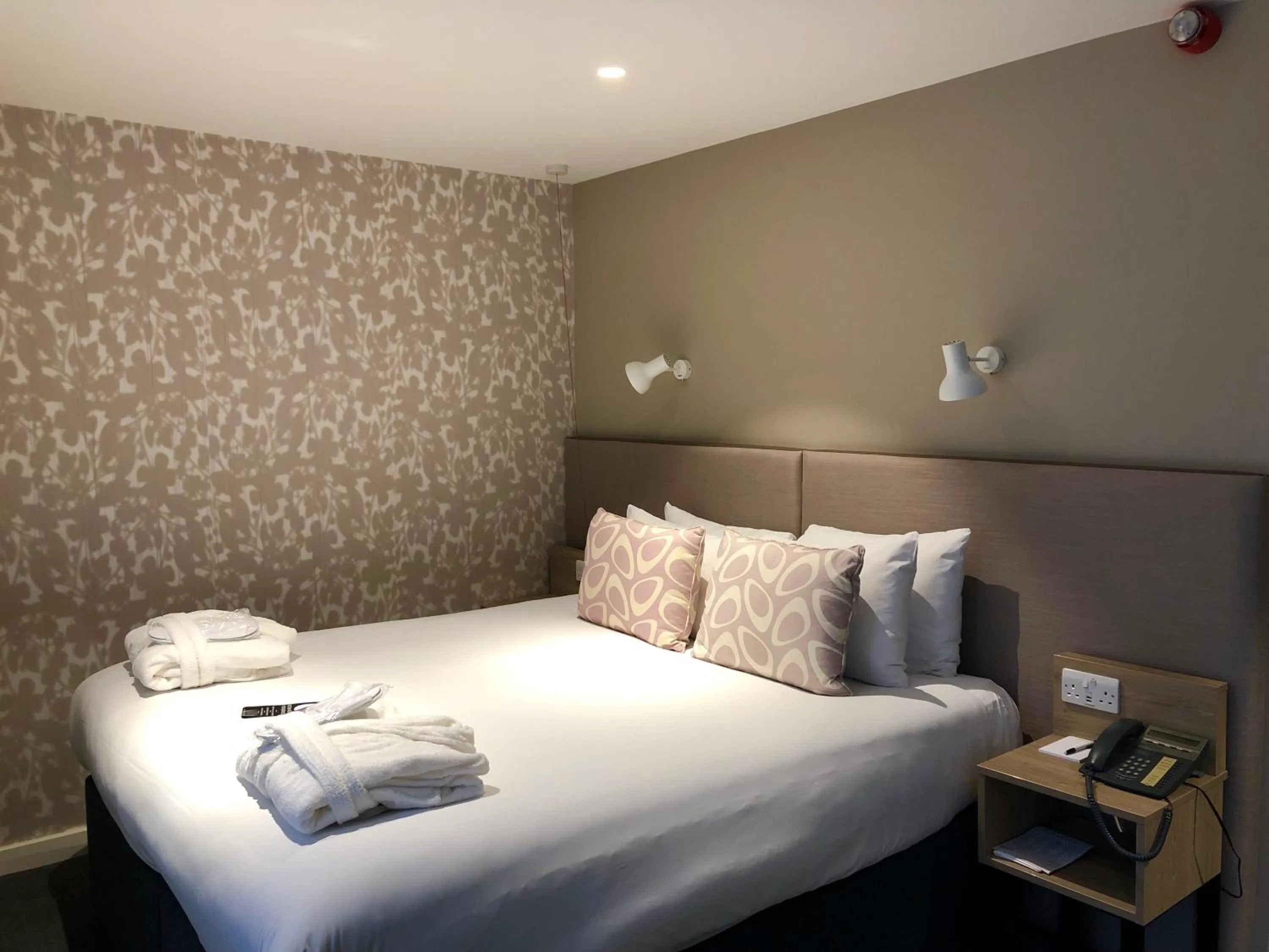 Bedroom, Bed in Edgbaston Park Hotel Birmingham