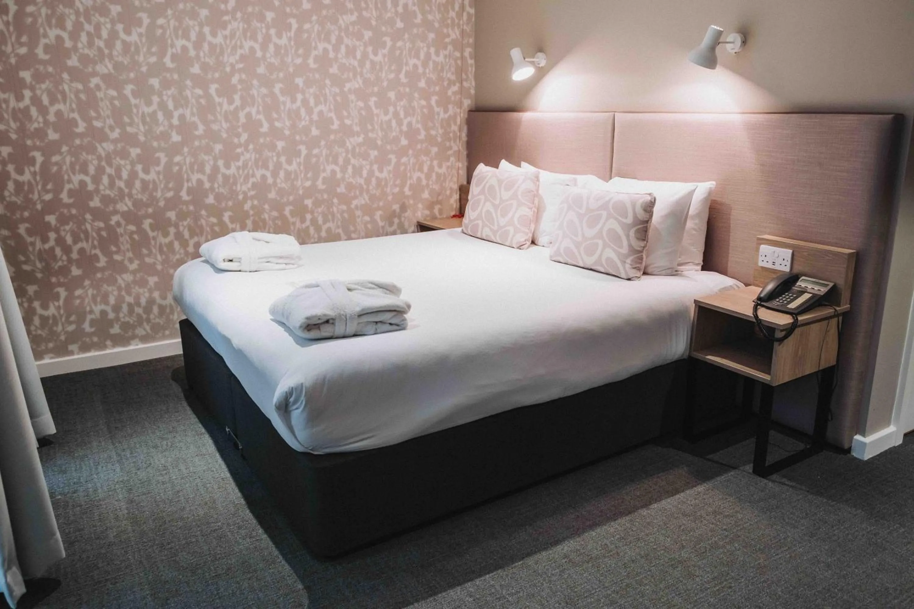 Bedroom, Bed in Edgbaston Park Hotel Birmingham