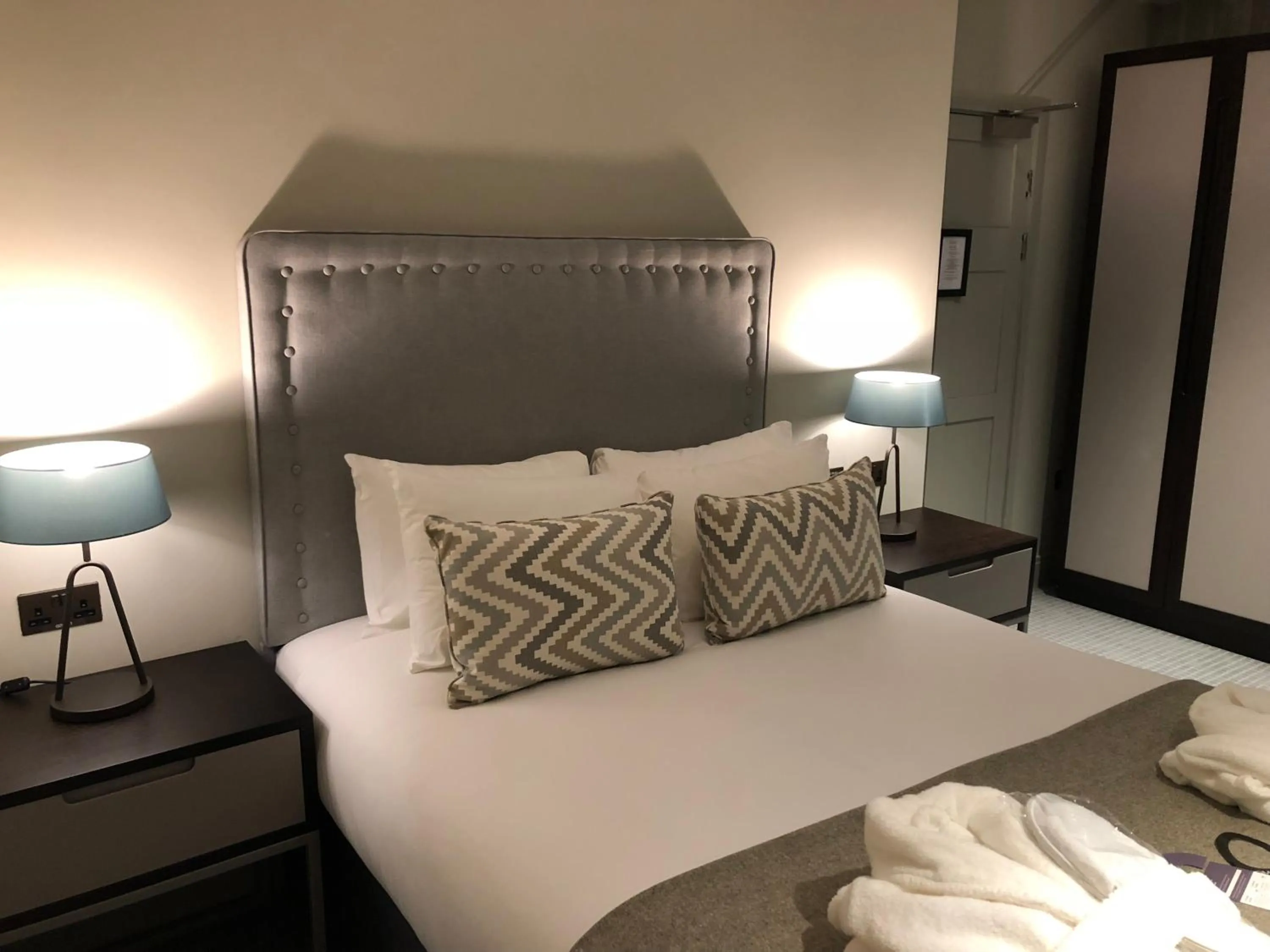 Bedroom, Bed in Edgbaston Park Hotel Birmingham