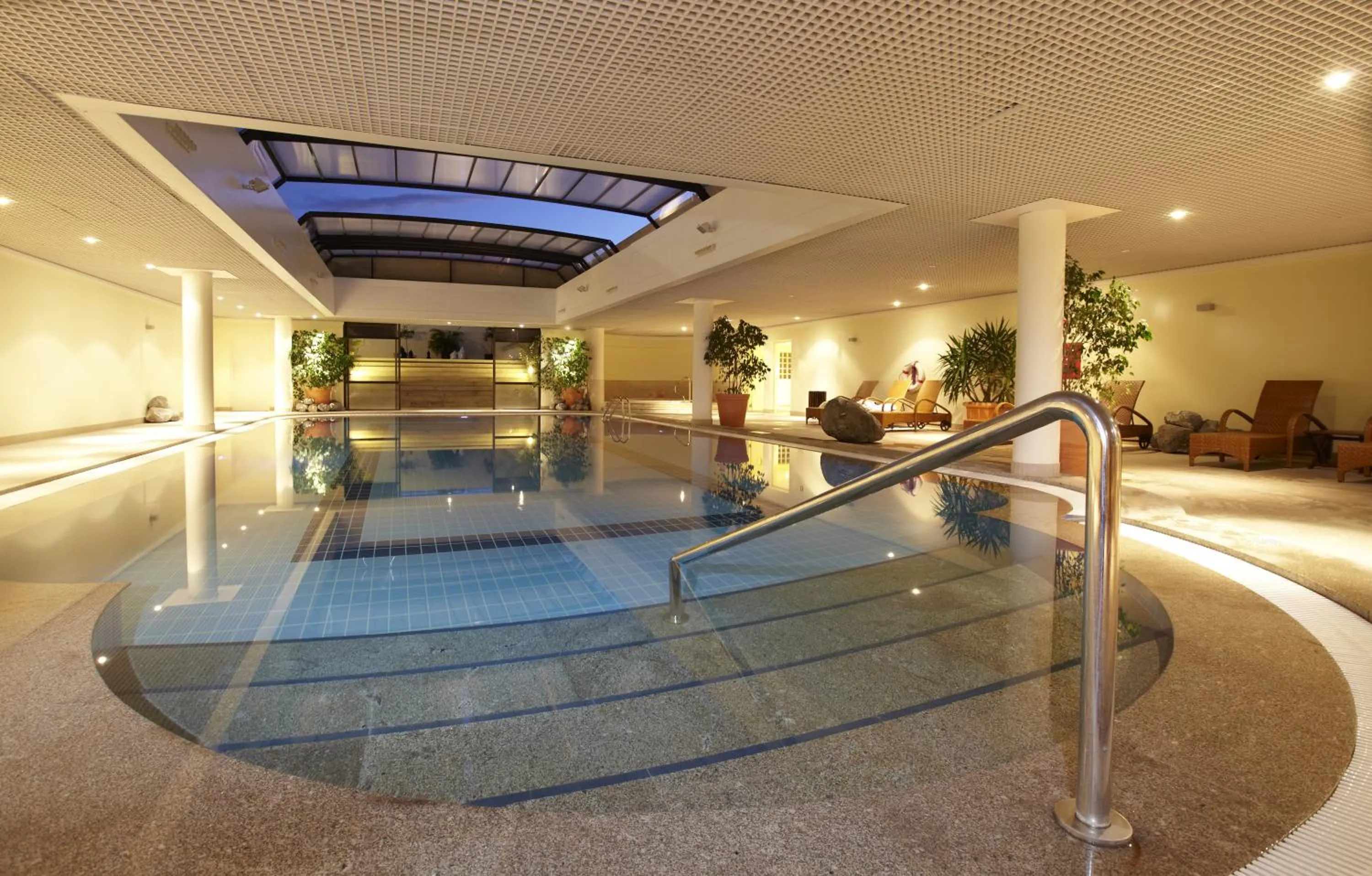 Swimming pool in Suite Hotel Eden Mar - PortoBay