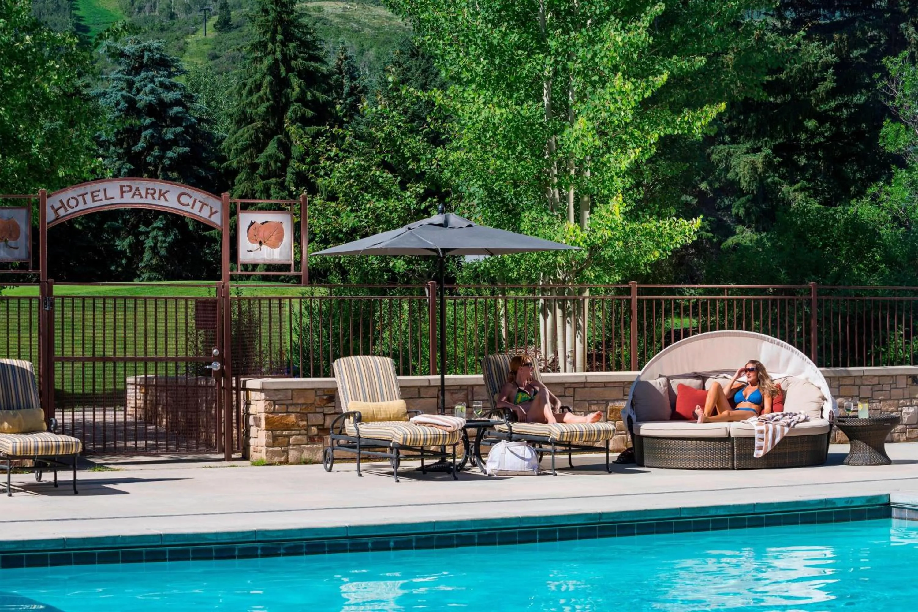 Swimming pool in Hotel Park City, Autograph Collection