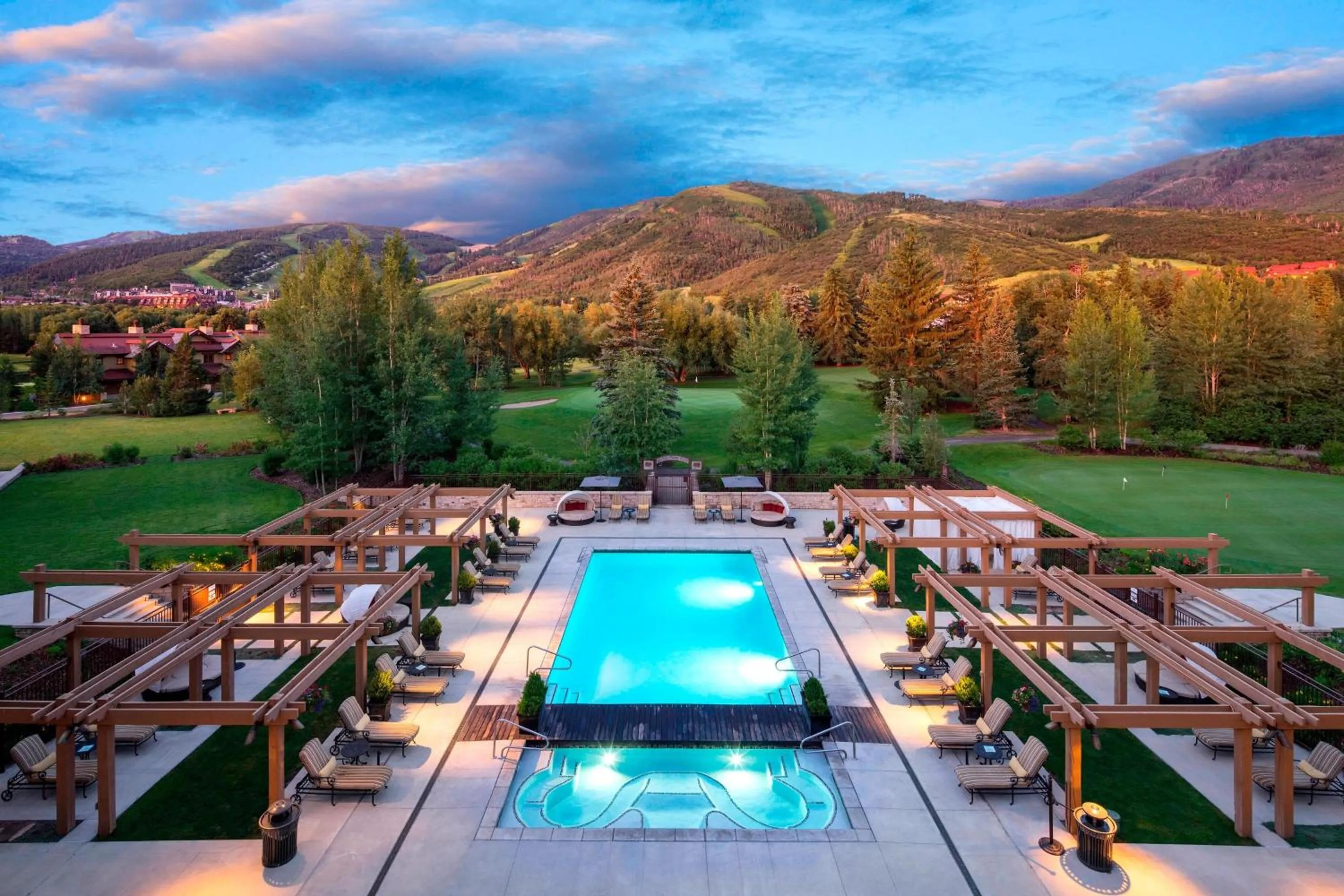 Swimming pool in Hotel Park City, Autograph Collection