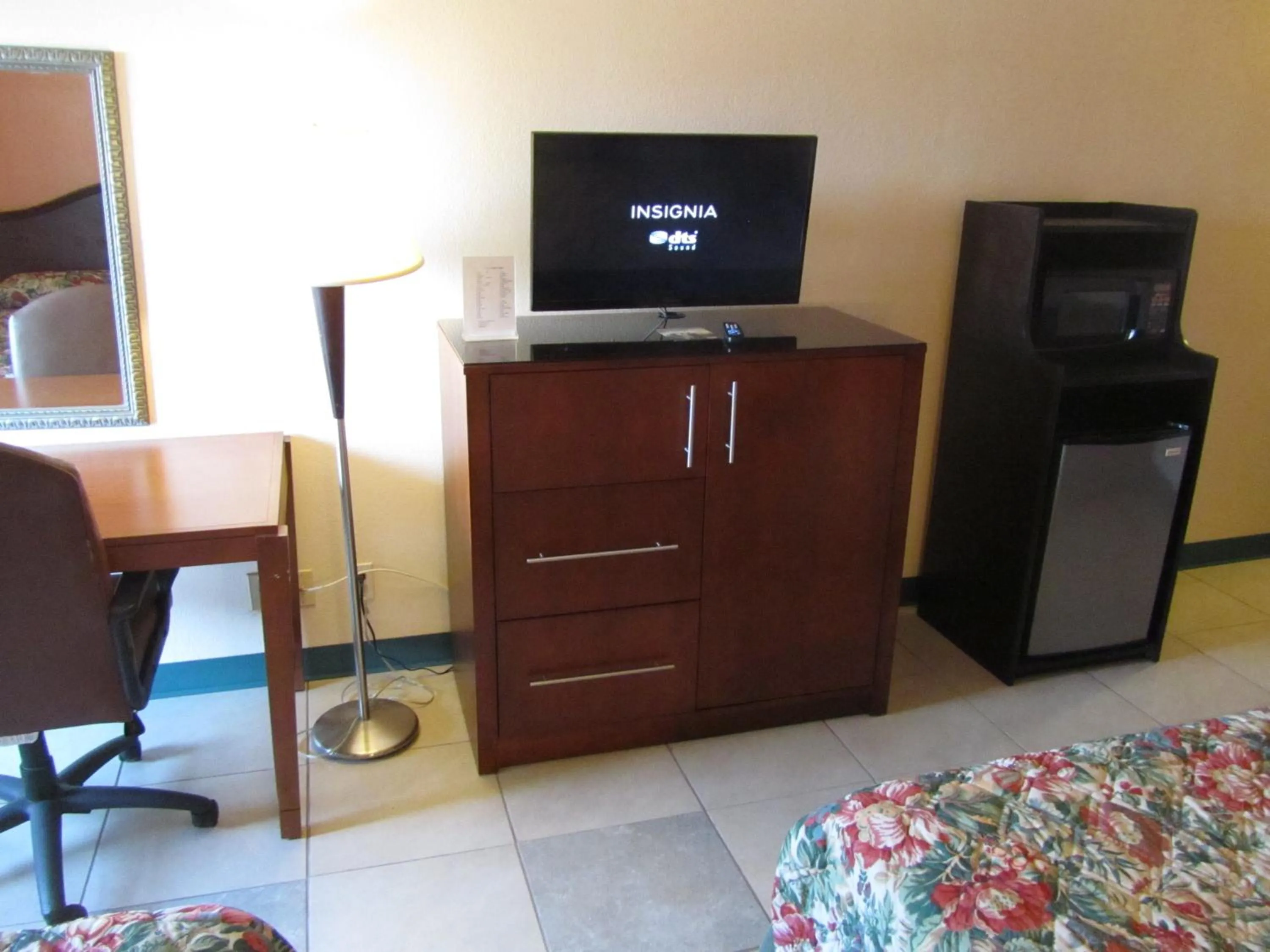 TV and multimedia in Executive Inn and Suites Wichita Falls