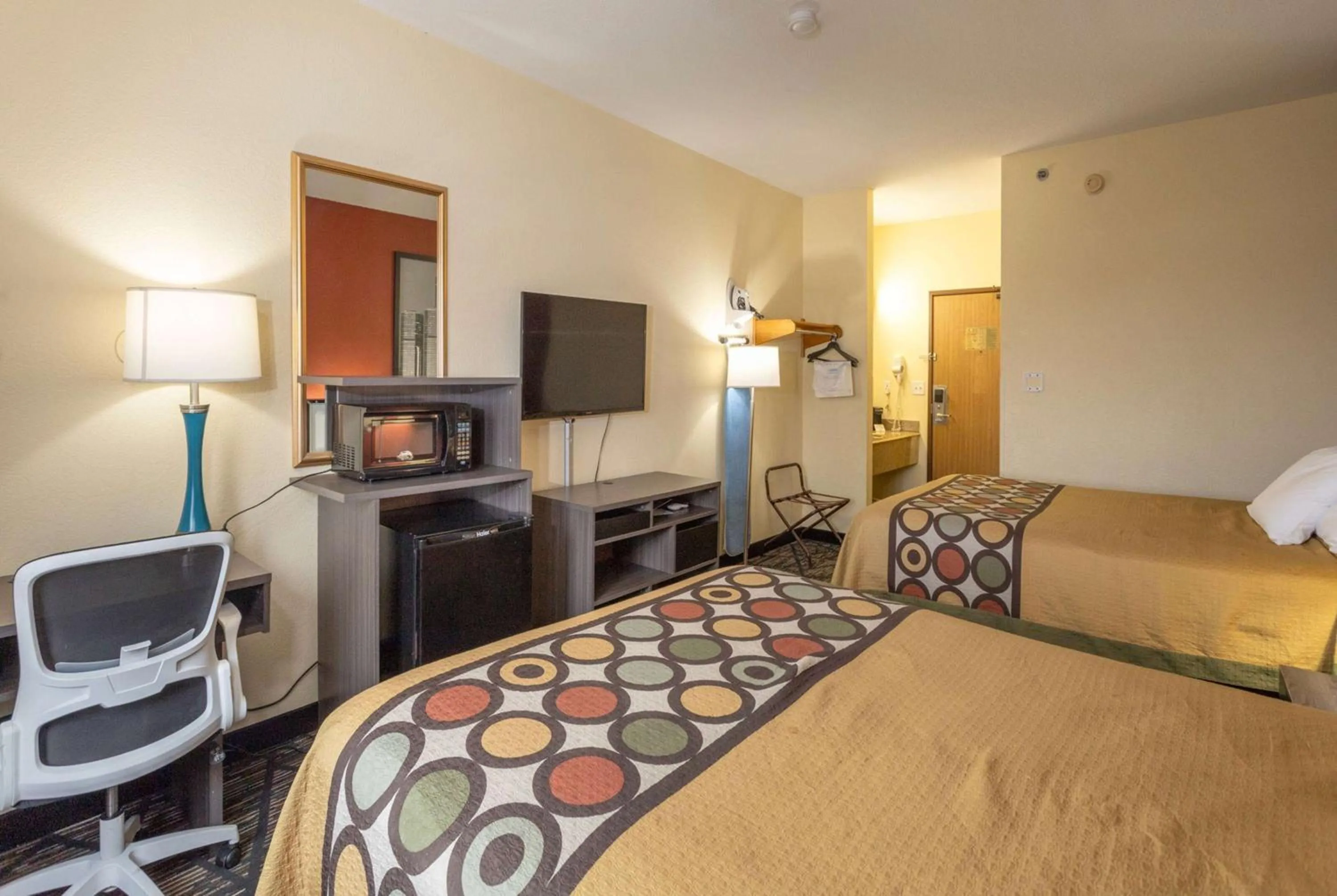 Photo of the whole room, Bed in Super 8 by Wyndham Big Rapids