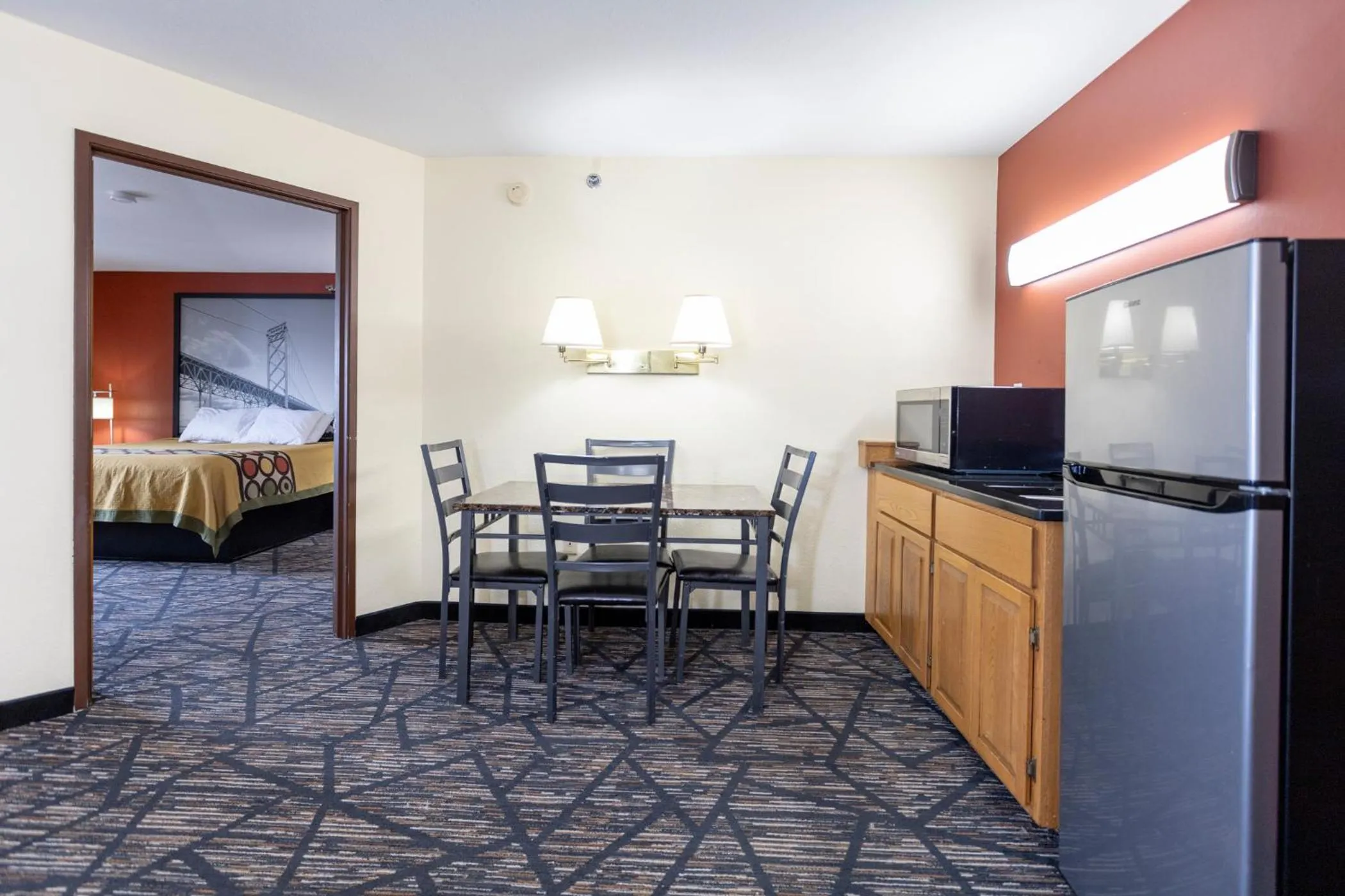 Kitchen or kitchenette, Bed in Super 8 by Wyndham Big Rapids