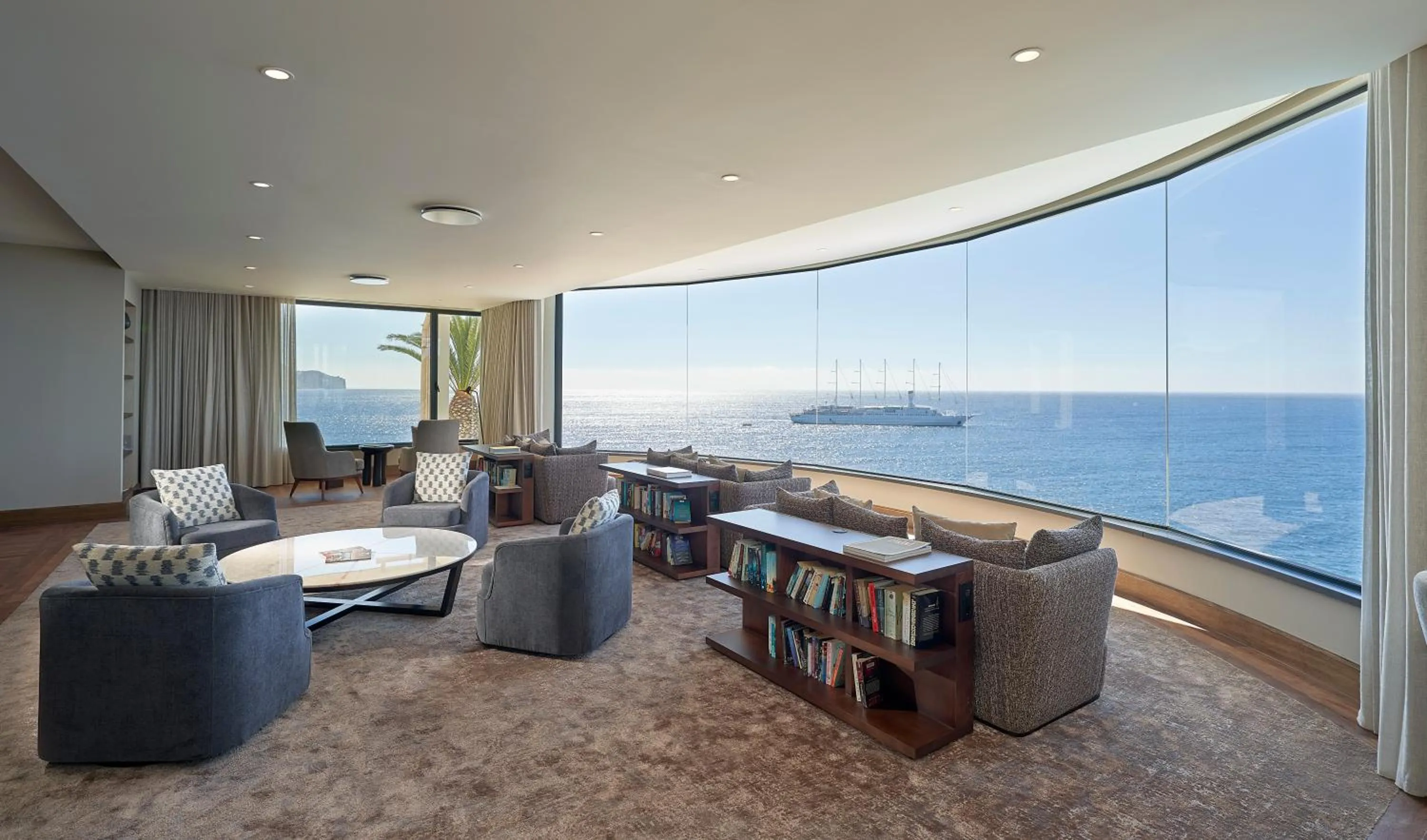 Lounge or bar in The Cliff Bay - PortoBay