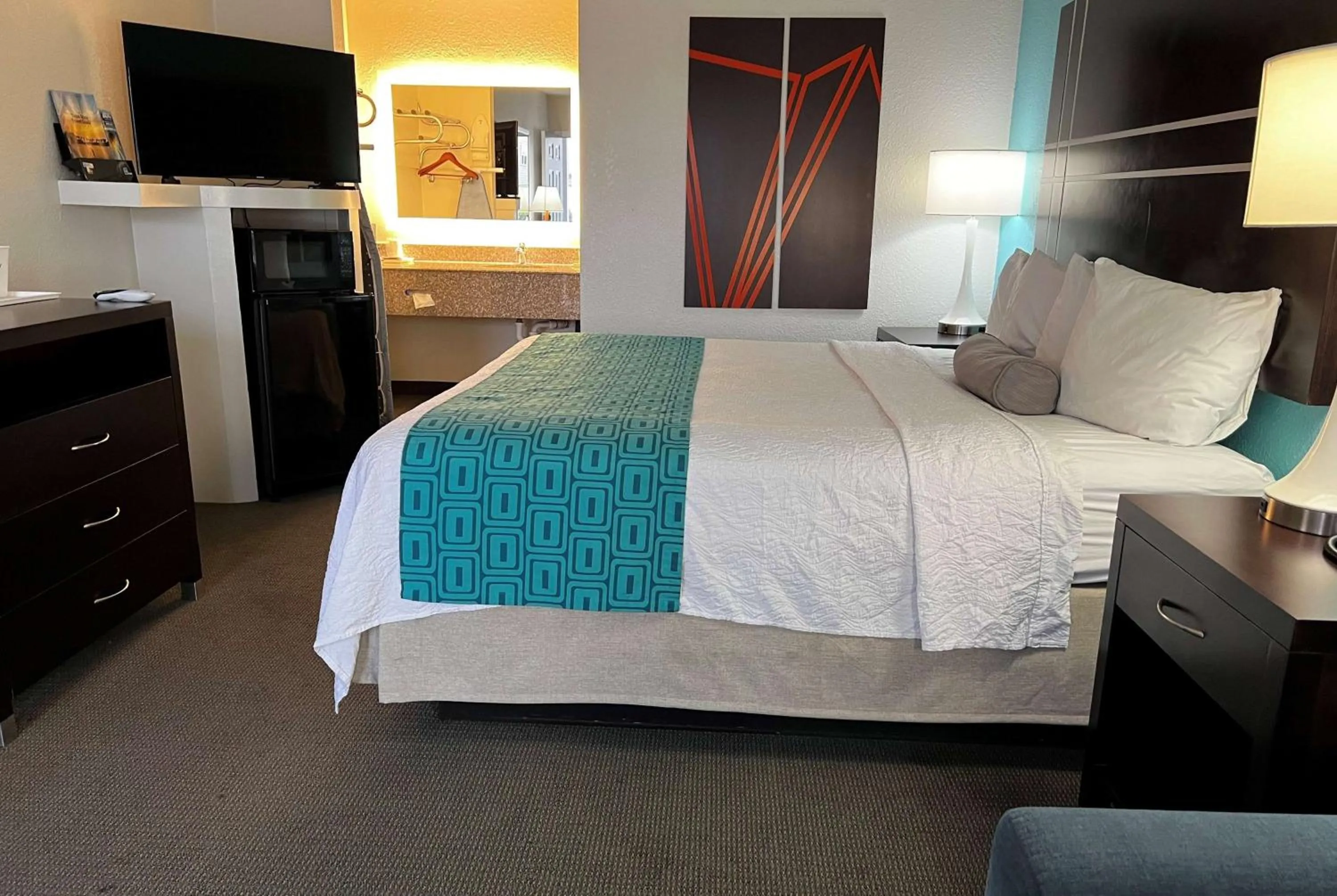 Photo of the whole room, Bed in Howard Johnson by Wyndham Houston Heights Downtown