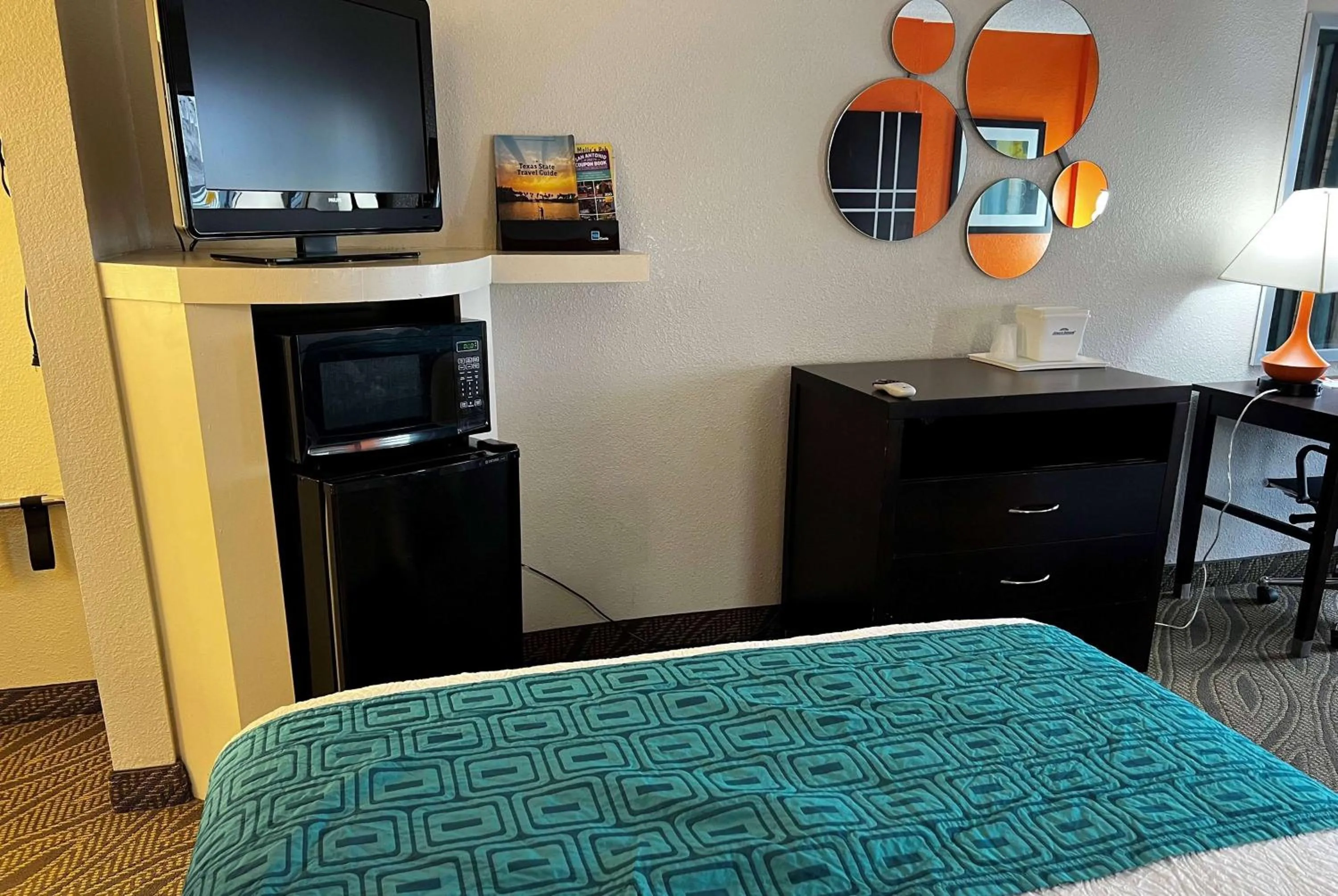 Photo of the whole room, Bed in Howard Johnson by Wyndham Houston Heights Downtown