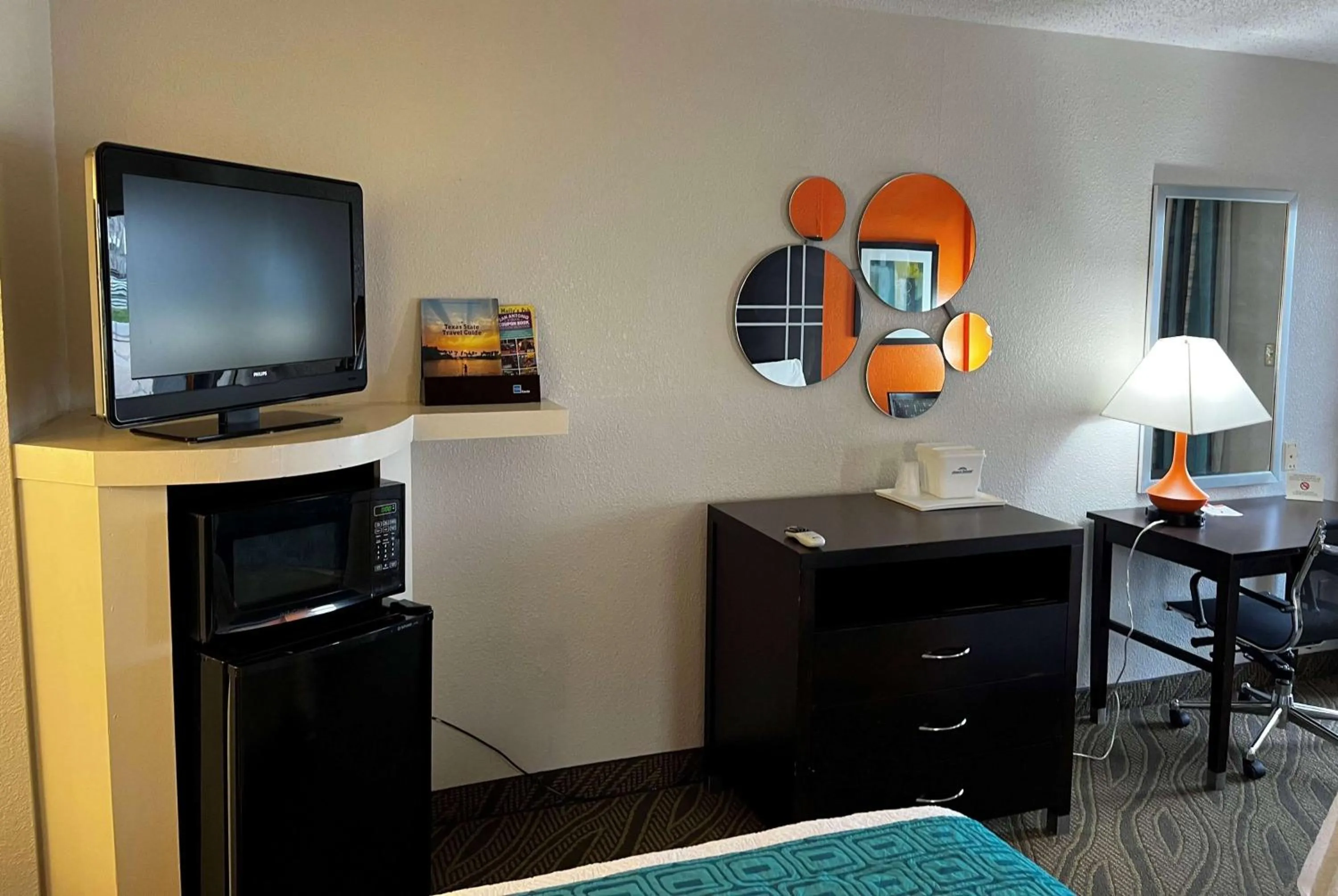 Photo of the whole room in Howard Johnson by Wyndham Houston Heights Downtown