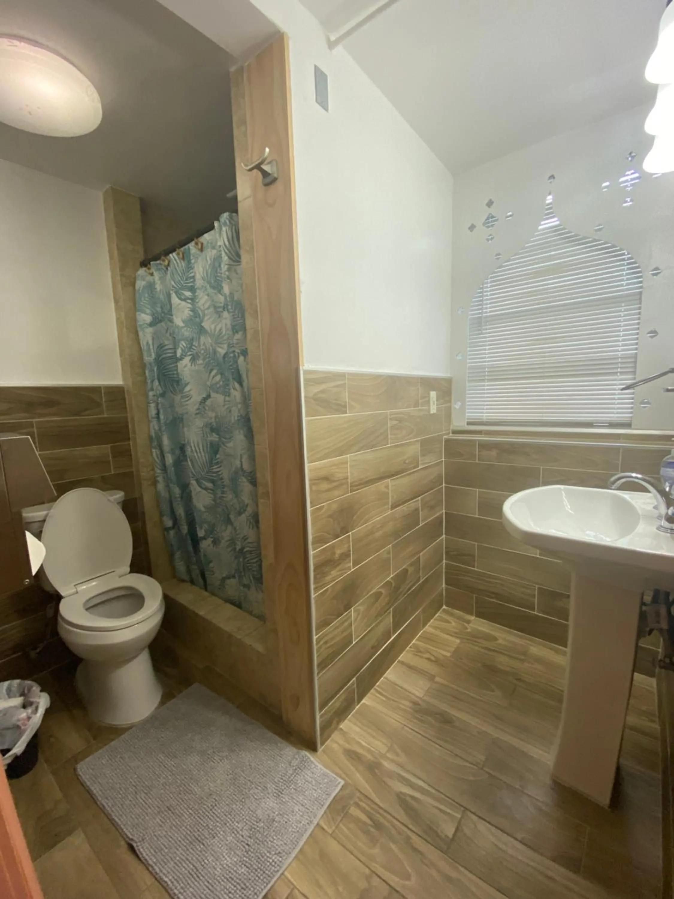 Bathroom in Hoosville Hostel (Formerly The Everglades Hostel)