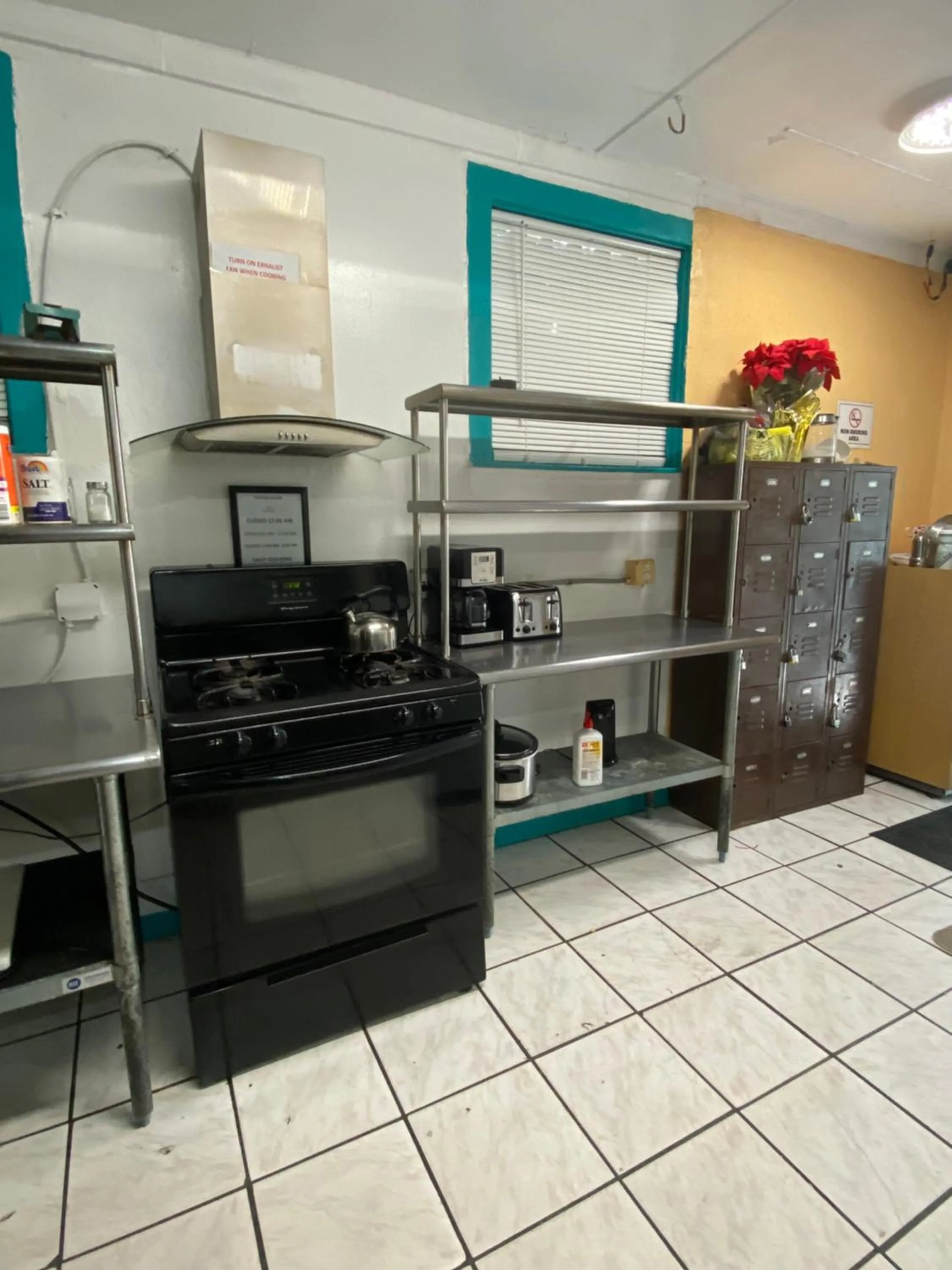 kitchen in Hoosville Hostel (Formerly The Everglades Hostel)