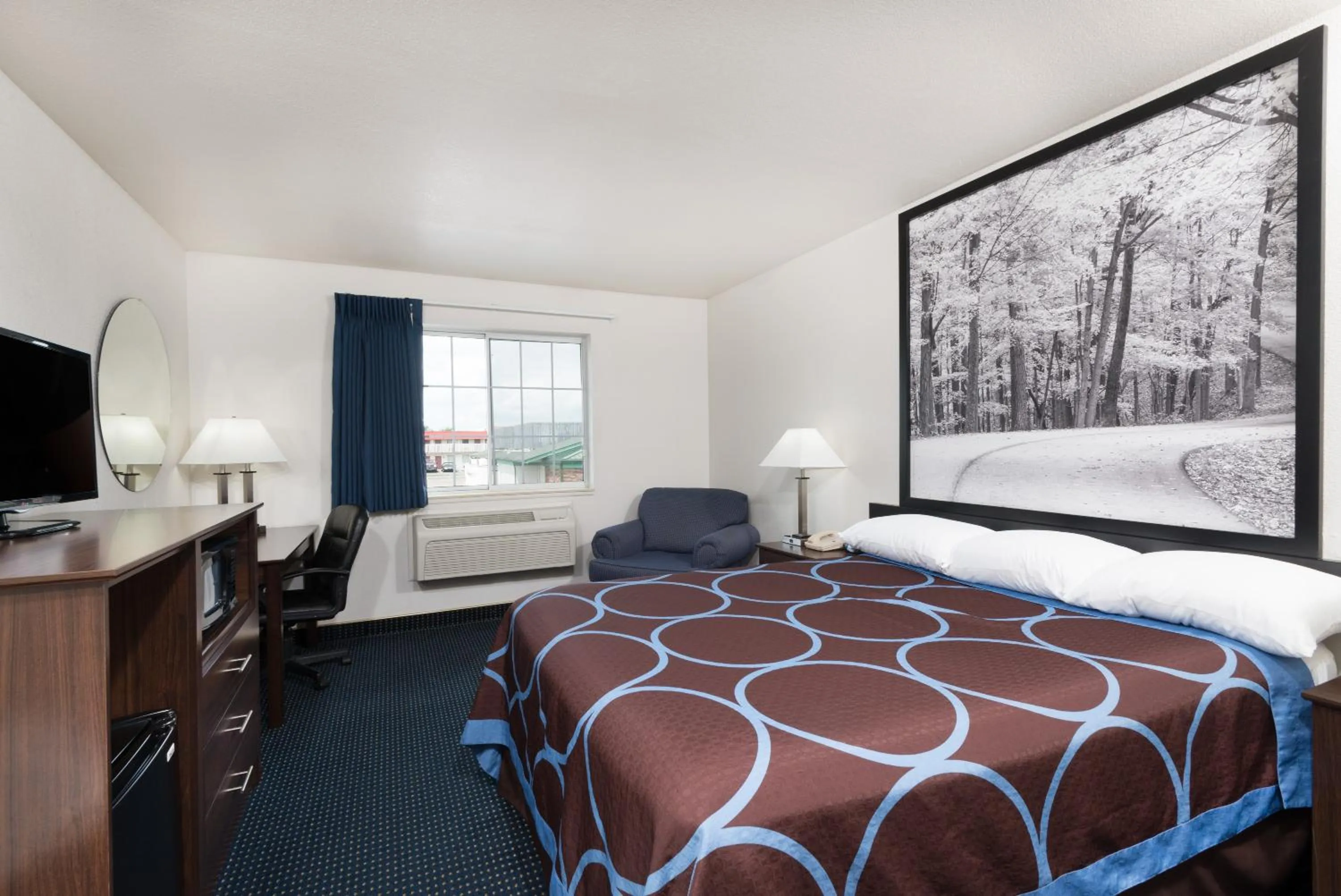 Photo of the whole room, Bed in Super 8 by Wyndham Greenfield