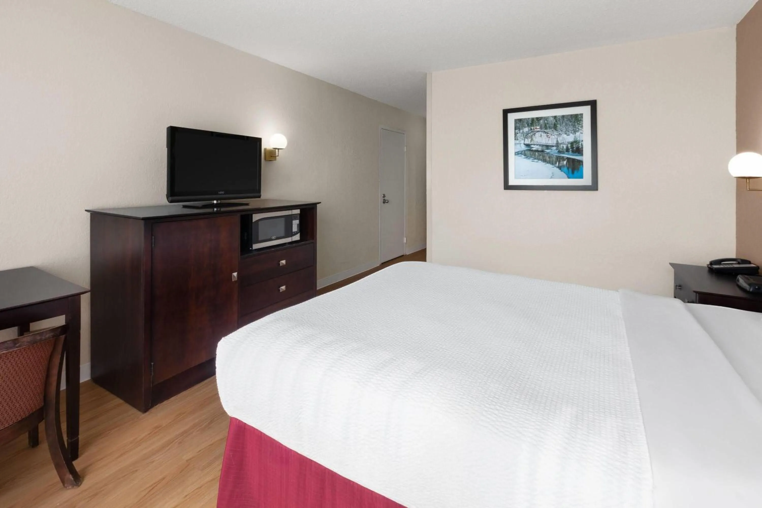 Photo of the whole room, Bed in Ramada by Wyndham Grayling Hotel & Conference Center
