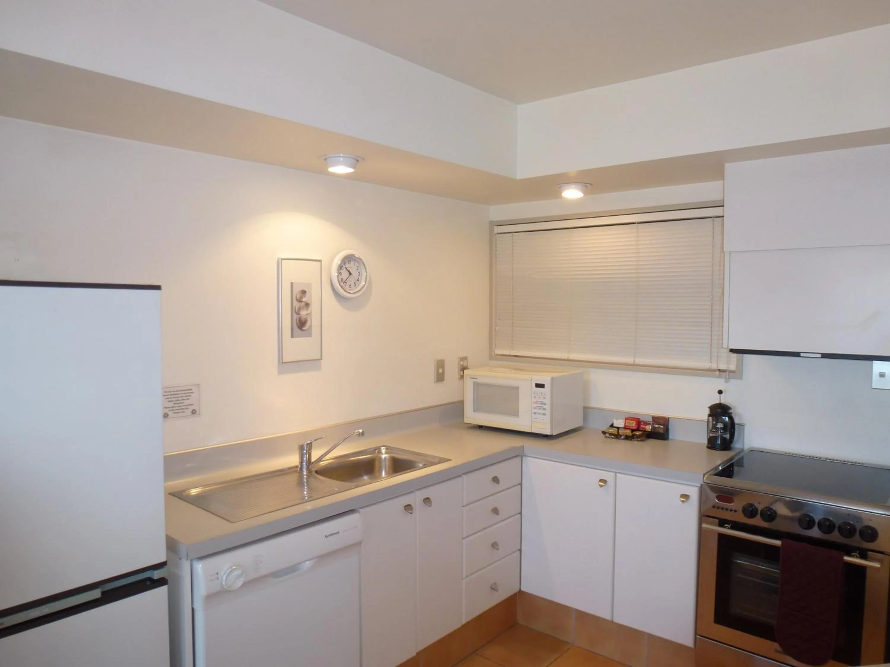 Kitchen or kitchenette in Lakefront Apartments,18 LAKE ESPLANADE ROAD