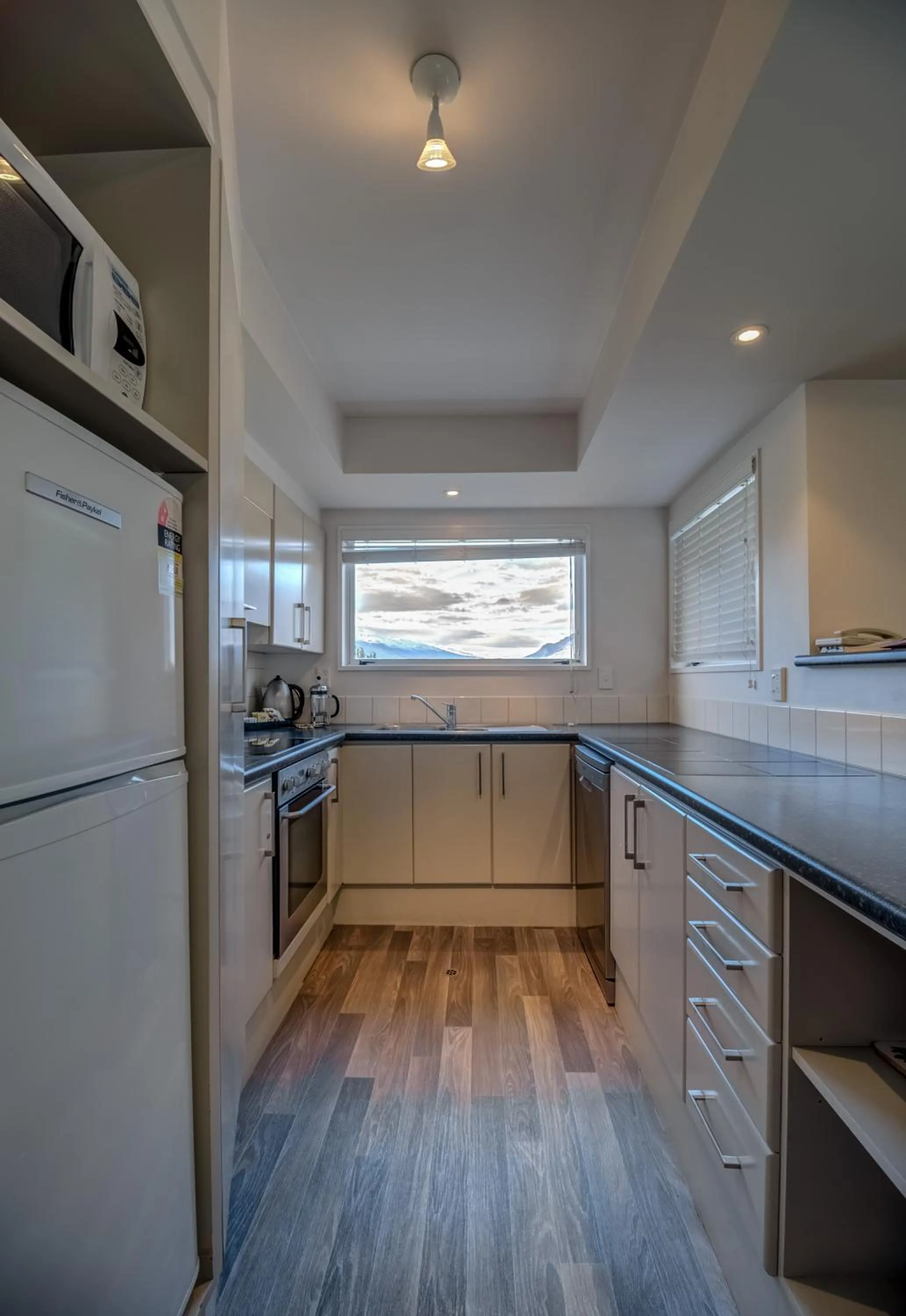 Kitchen or kitchenette in Lakefront Apartments,18 LAKE ESPLANADE ROAD