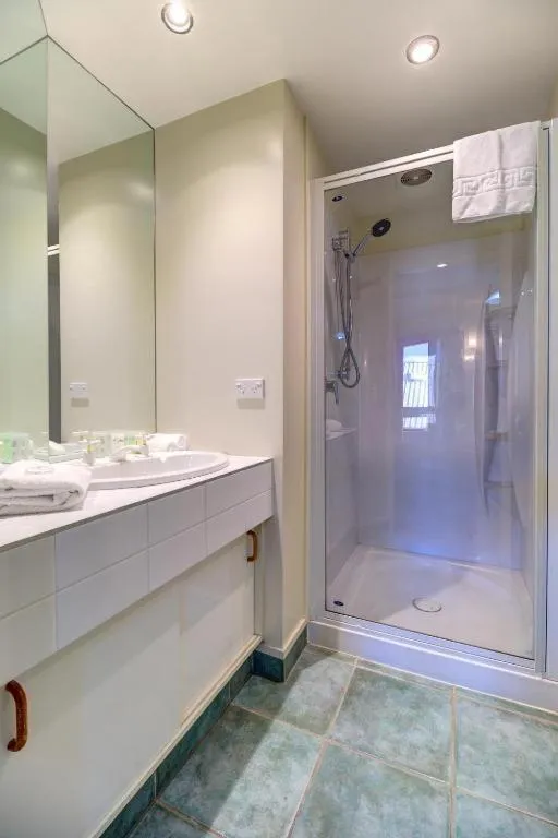 Shower in Lakefront Apartments,18 LAKE ESPLANADE ROAD