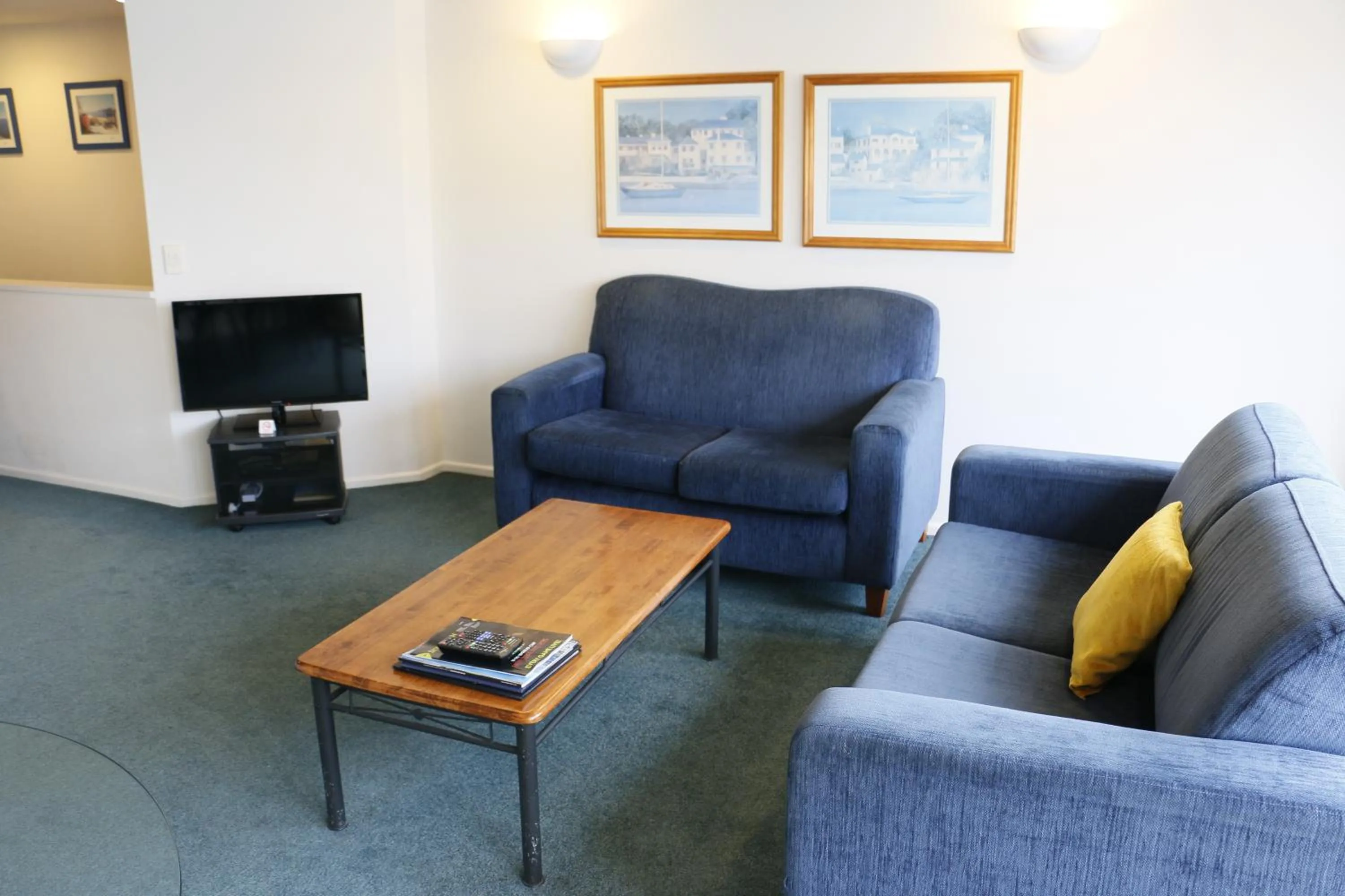 Communal lounge/ TV room in Lakefront Apartments,18 LAKE ESPLANADE ROAD