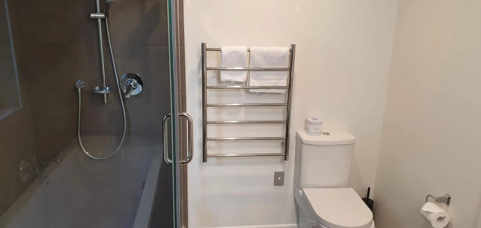 Shower in Lakefront Apartments,18 LAKE ESPLANADE ROAD