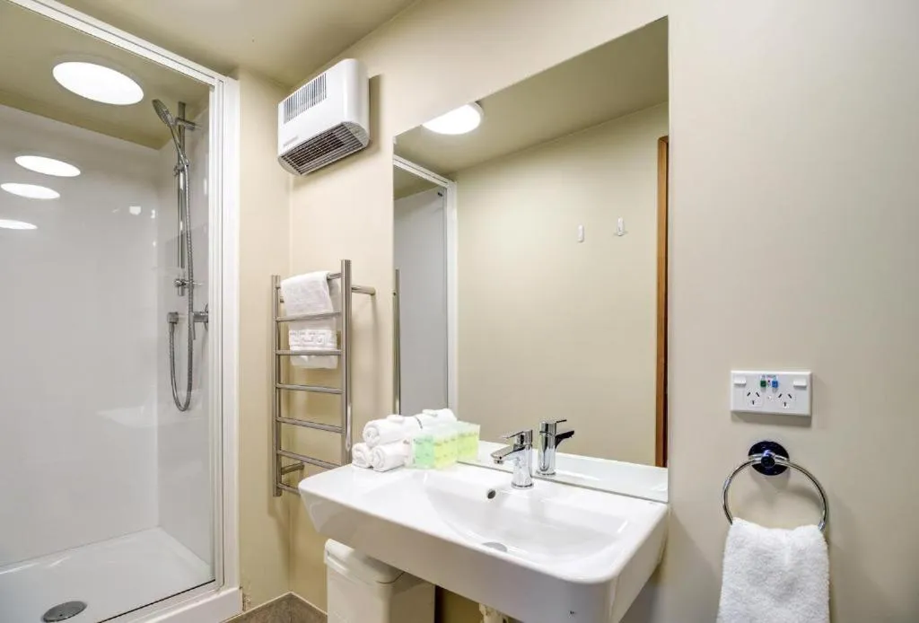 Shower in Lakefront Apartments,18 LAKE ESPLANADE ROAD
