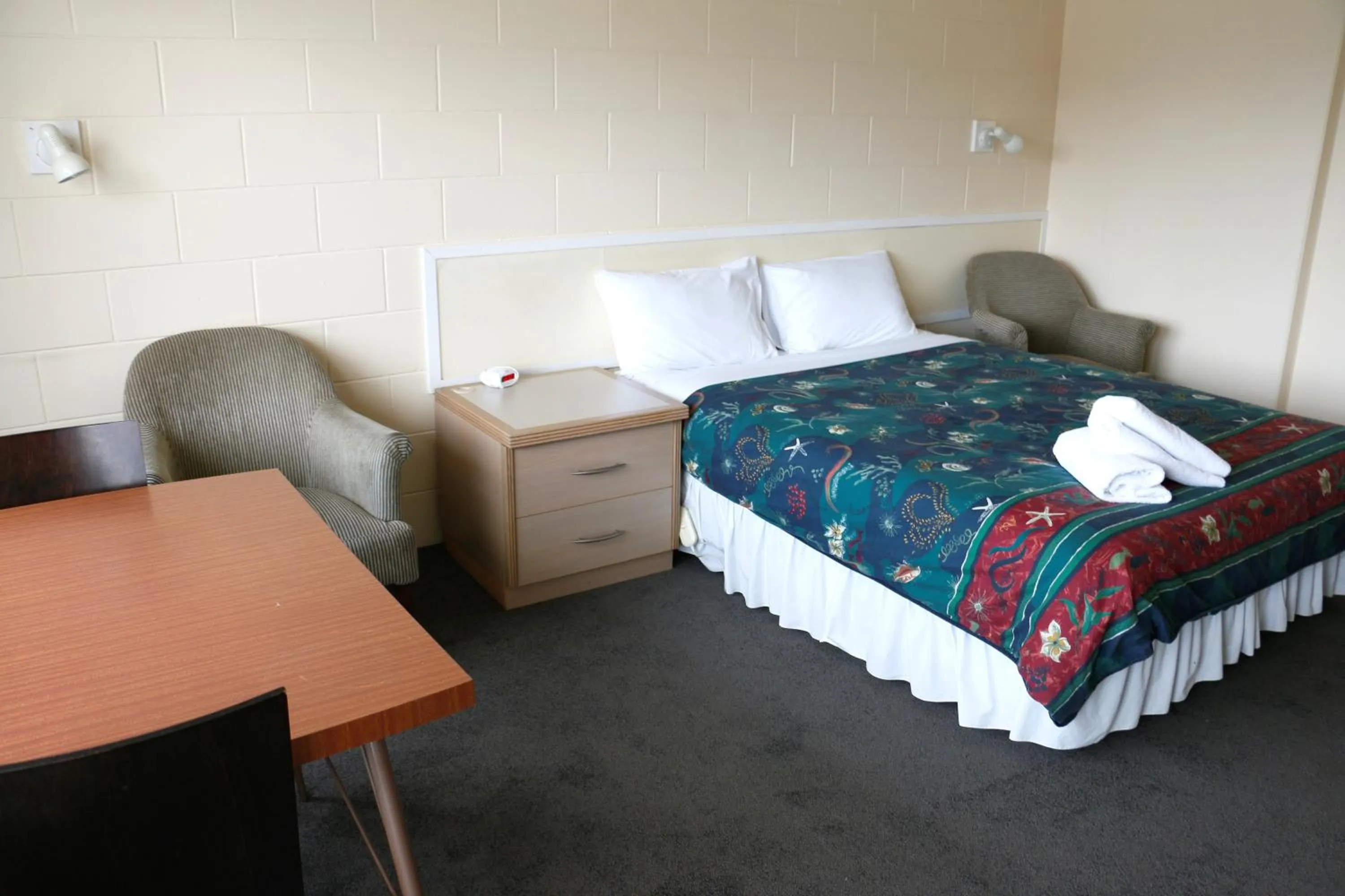 Bed in Lakeside Motel