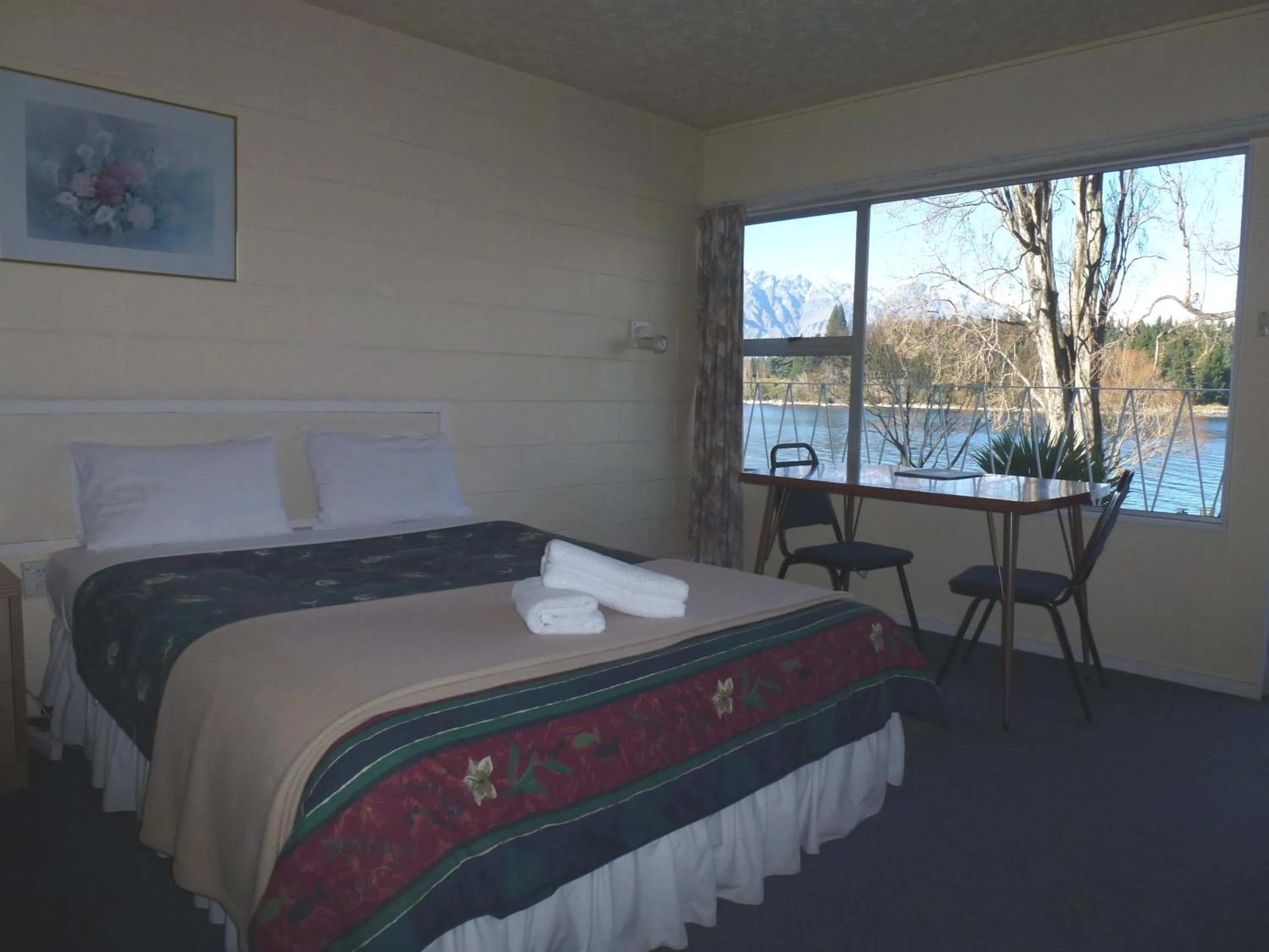 Bedroom, Bed in Lakeside Motel