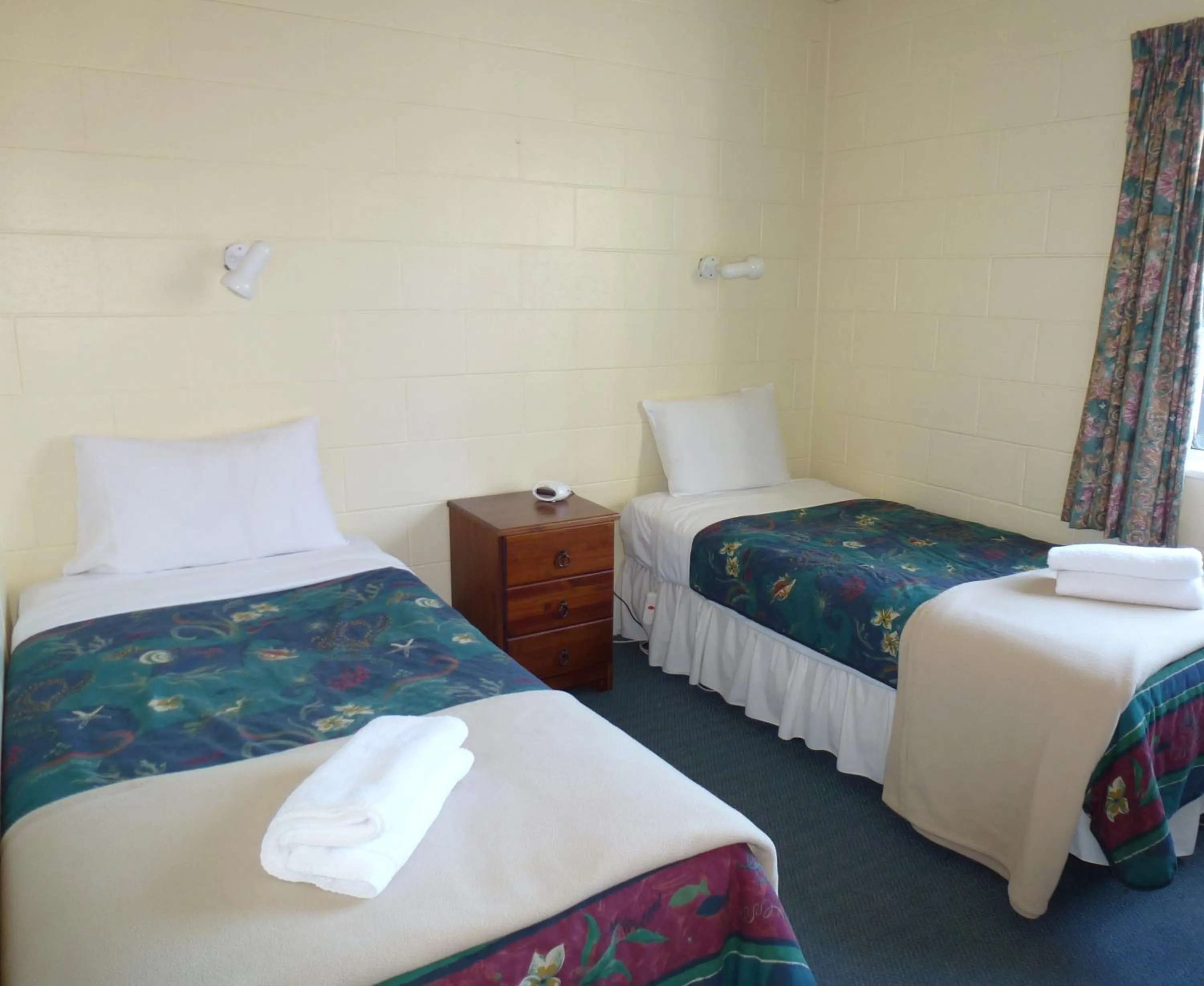 Bedroom, Bed in Lakeside Motel