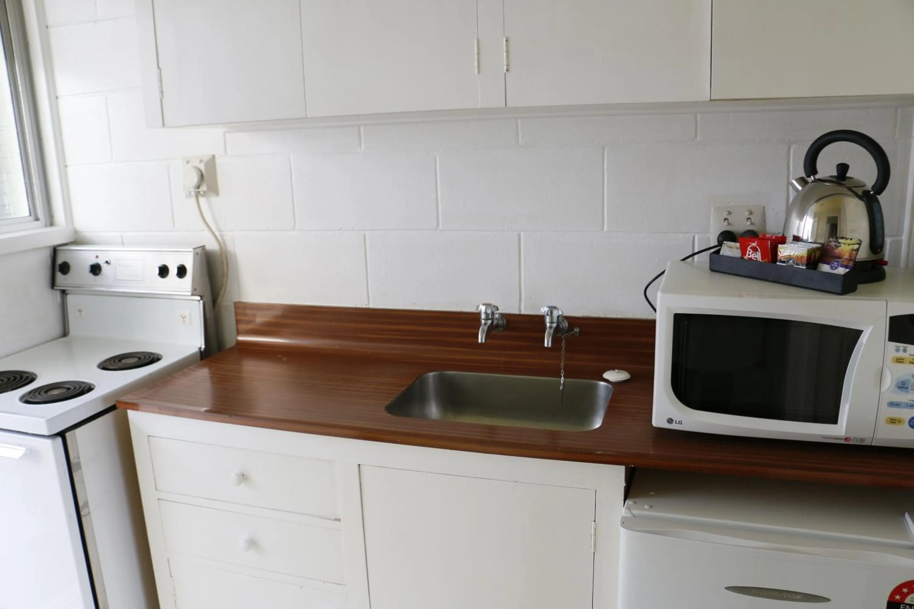 Kitchen or kitchenette in Lakeside Motel