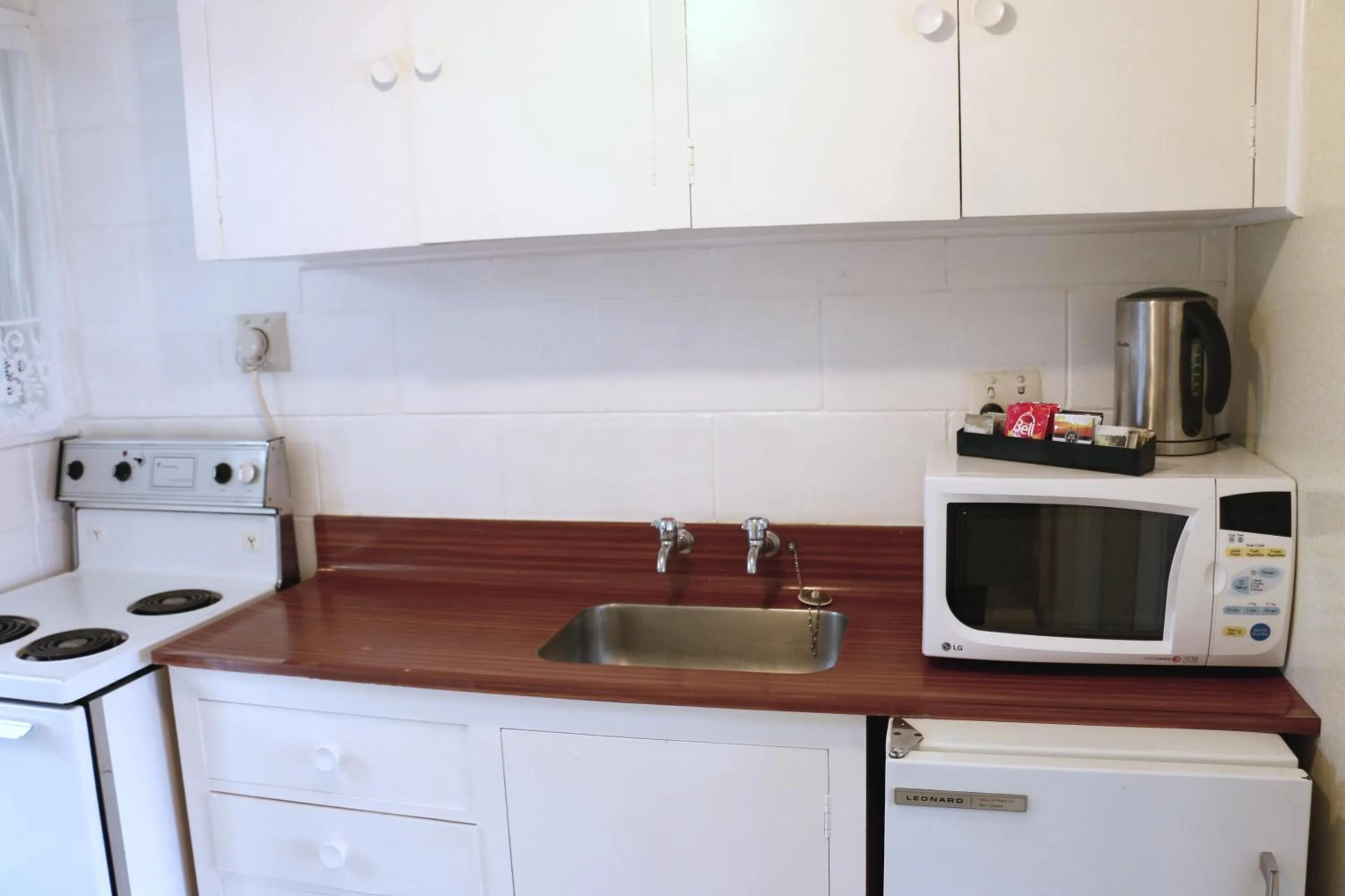 Kitchen or kitchenette in Lakeside Motel