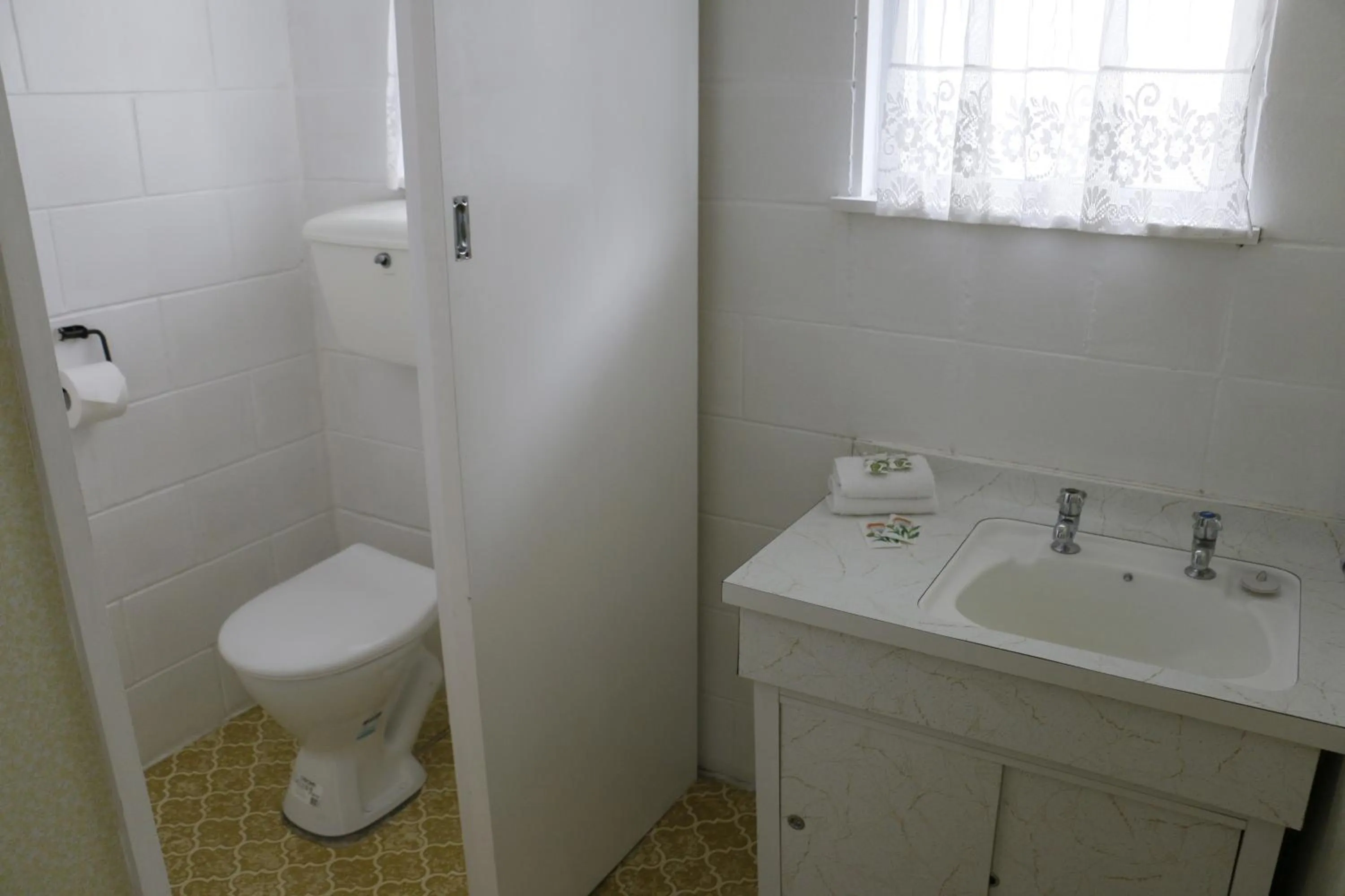 Day in Lakeside Motel