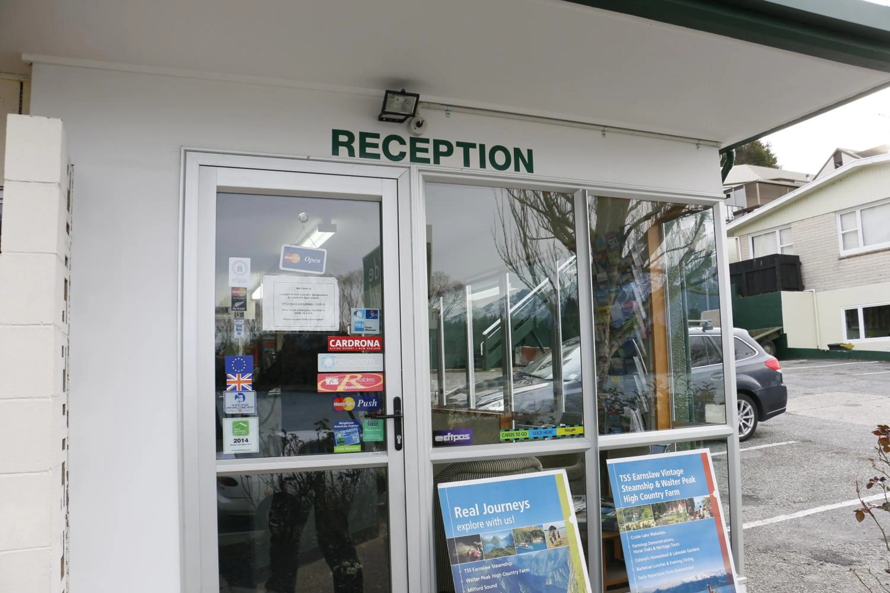 Facade/entrance in Lakeside Motel