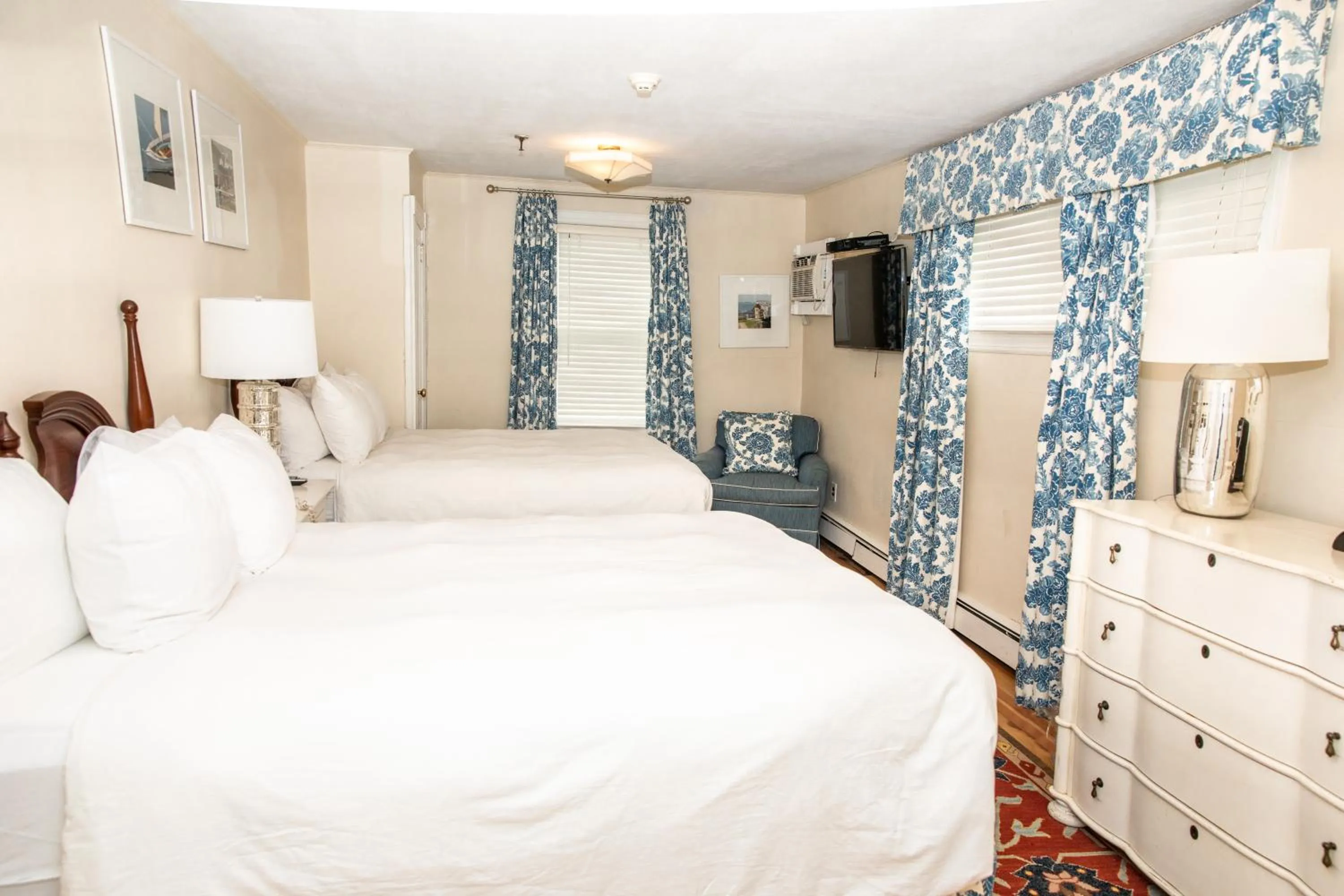 Bed in Three Village Inn