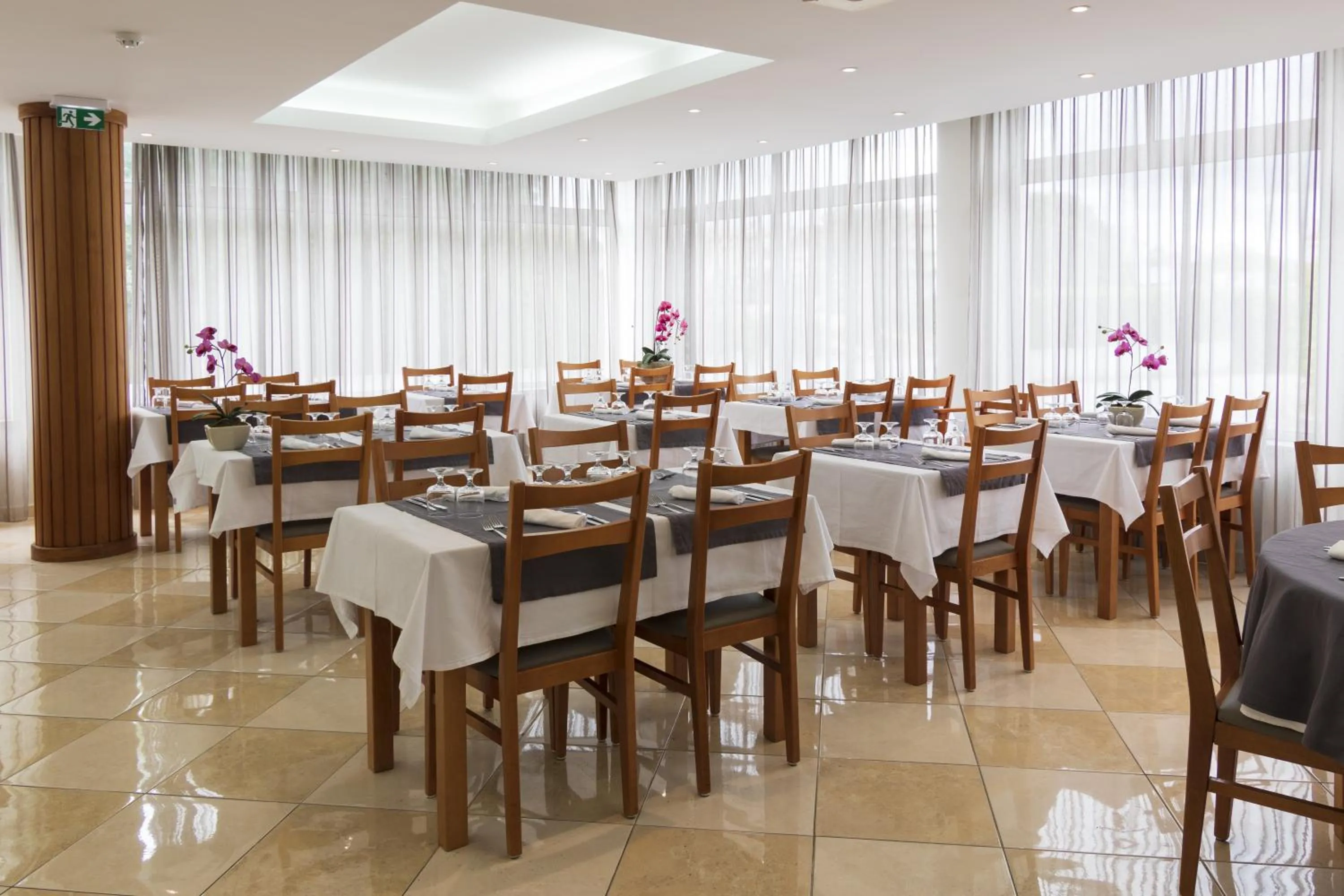 Restaurant/Places to Eat in Luna Fatima Hotel