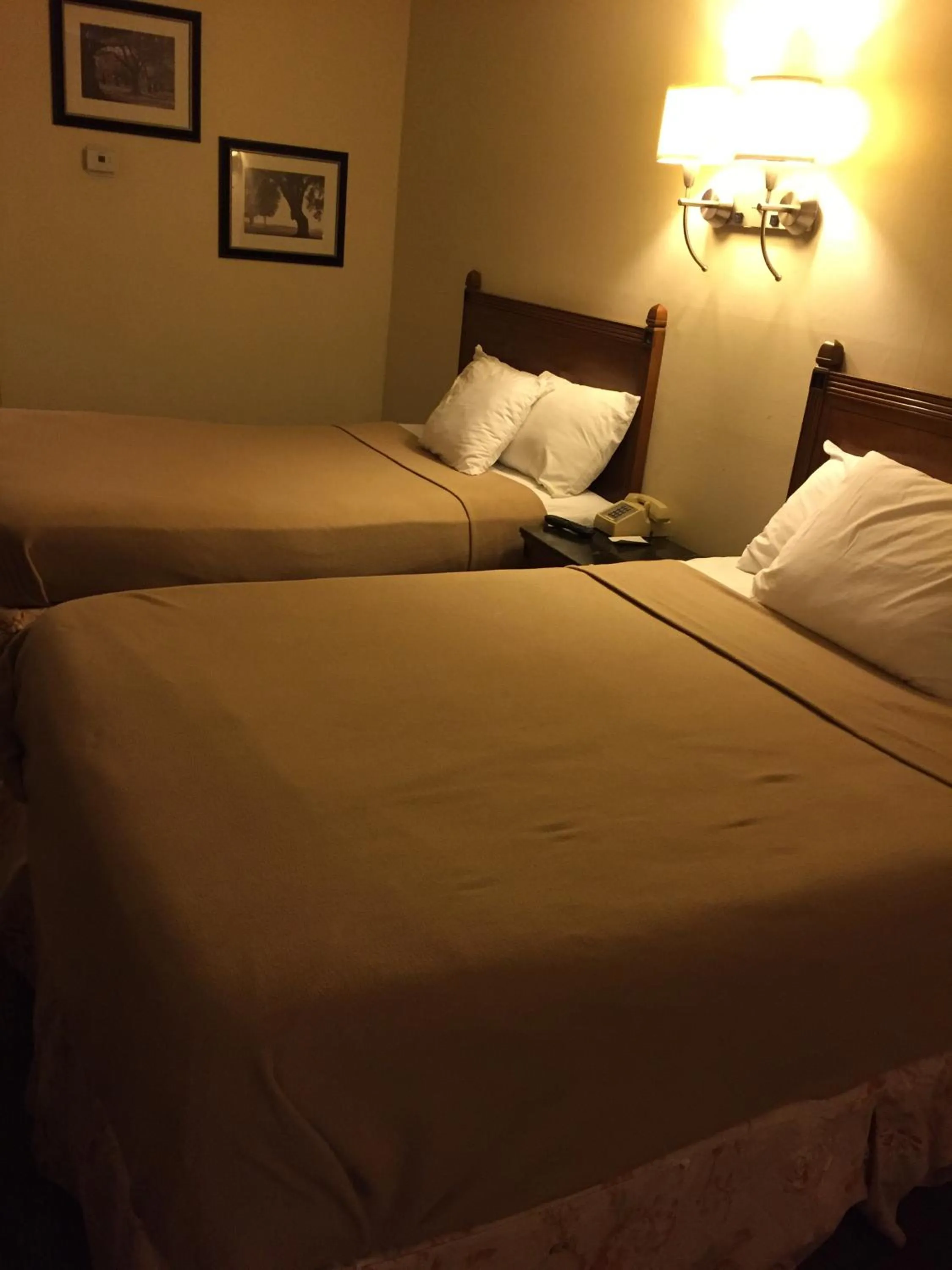 Bed in Cheshire Motor Inn