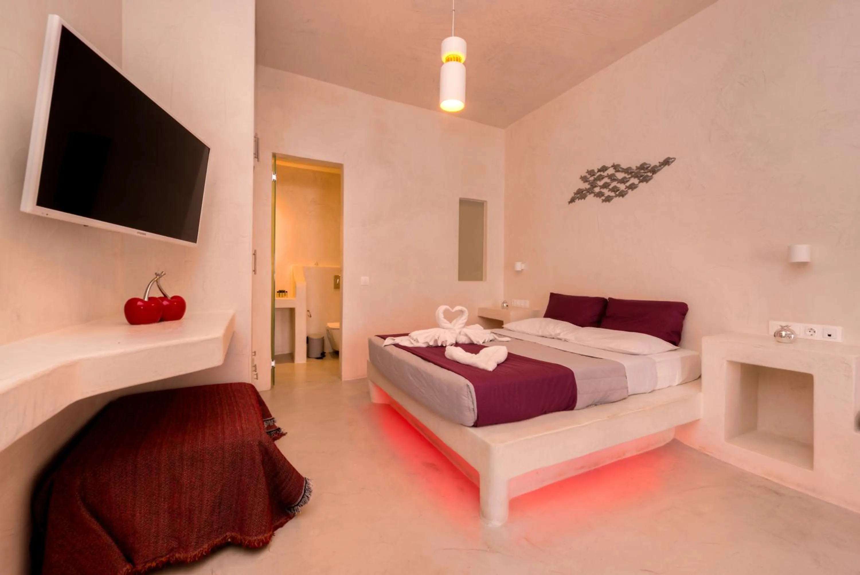 Communal lounge/ TV room, Bed in The Muses of Santorini Private Jacuzzi Suites