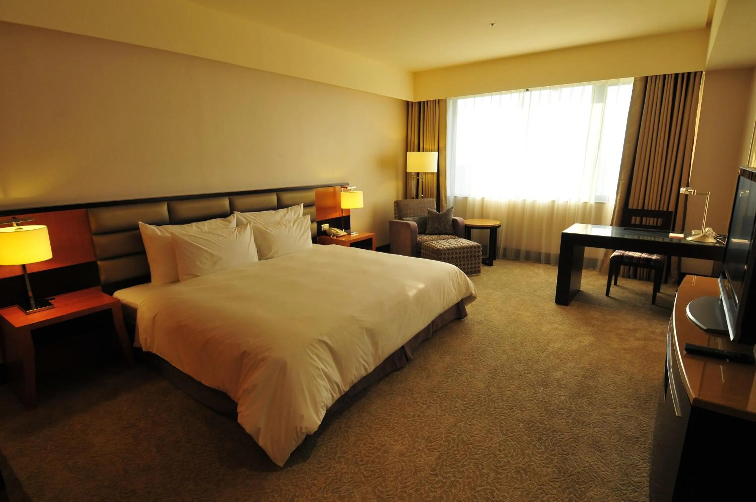 Photo of the whole room, Bed in Monarch Skyline Hotel-Near Taimall
